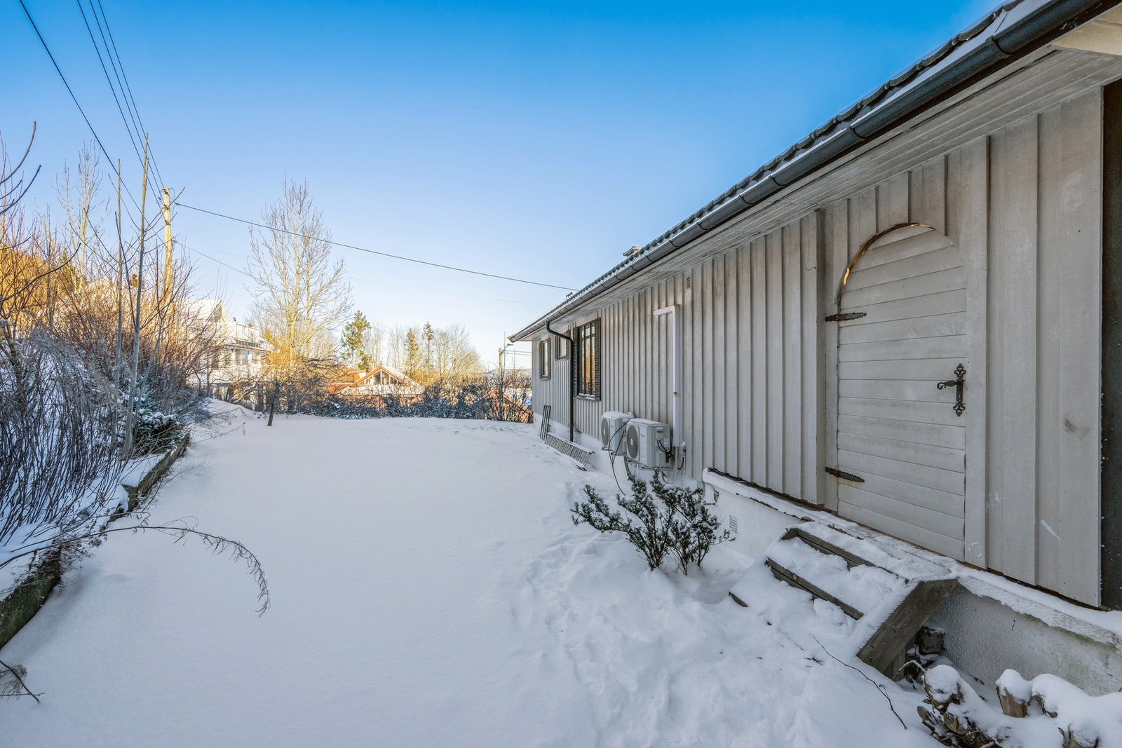 Usjenert og opparbeidet hage i bakkant av huset Galleribilde