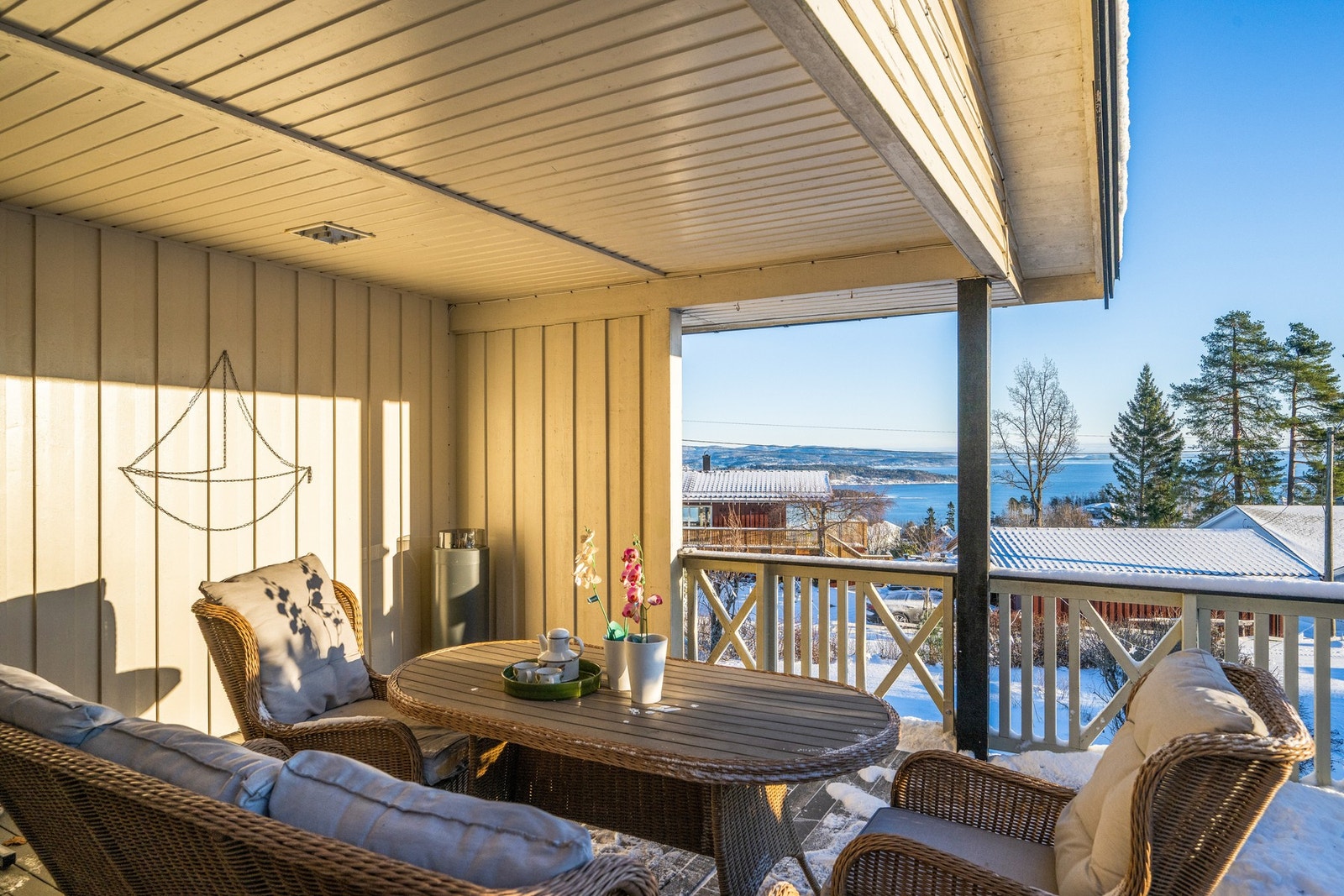 Fine uteplasser med utsikt mot sjøen. Når solen titter frem over horisonten, er dette en fin plass å nyte dagens første kaffekopp Galleribilde