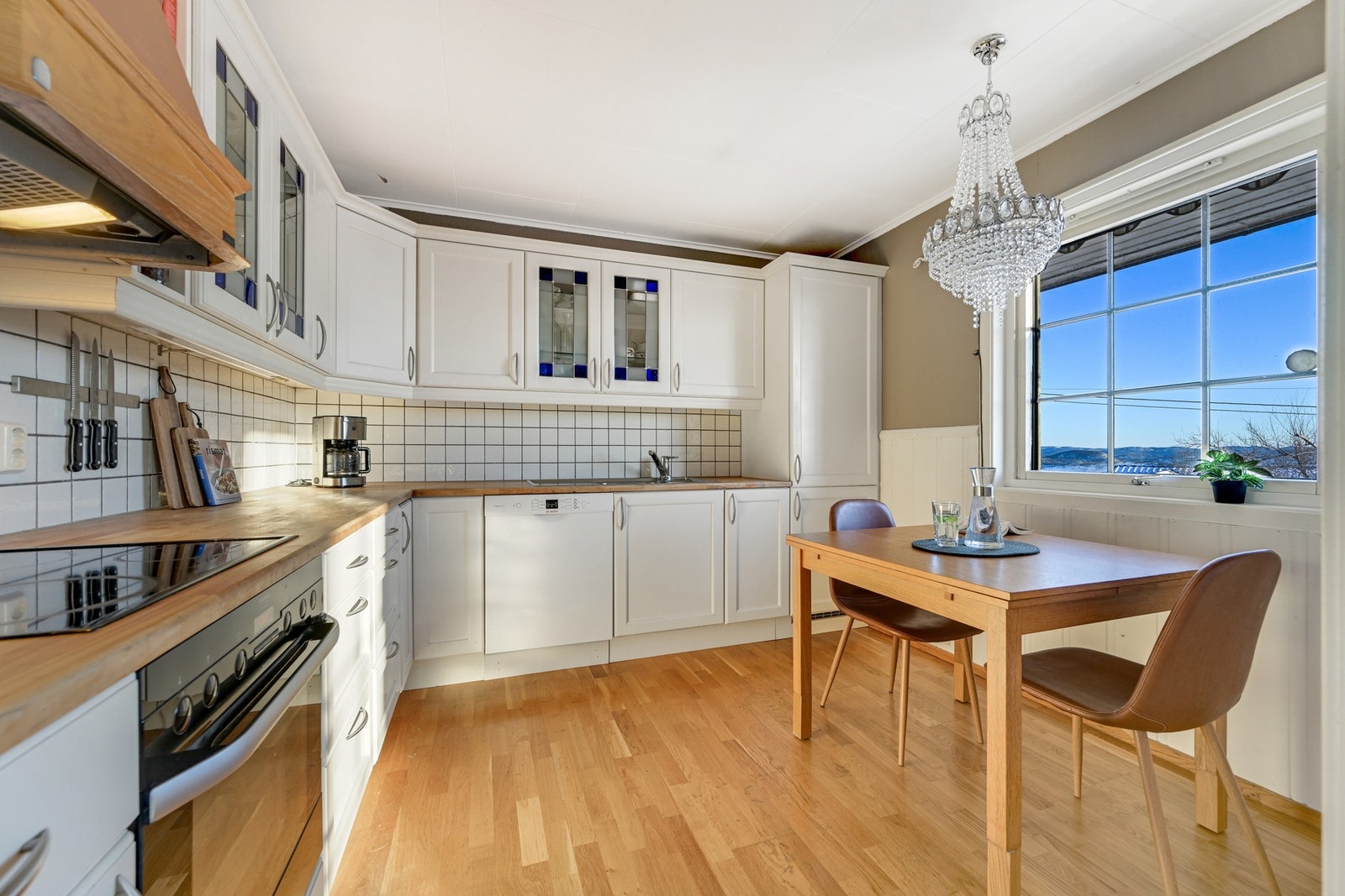 Her har man god plass å boltre seg på, og det store vinduet gir deg rikelig med naturlig lys Galleribilde