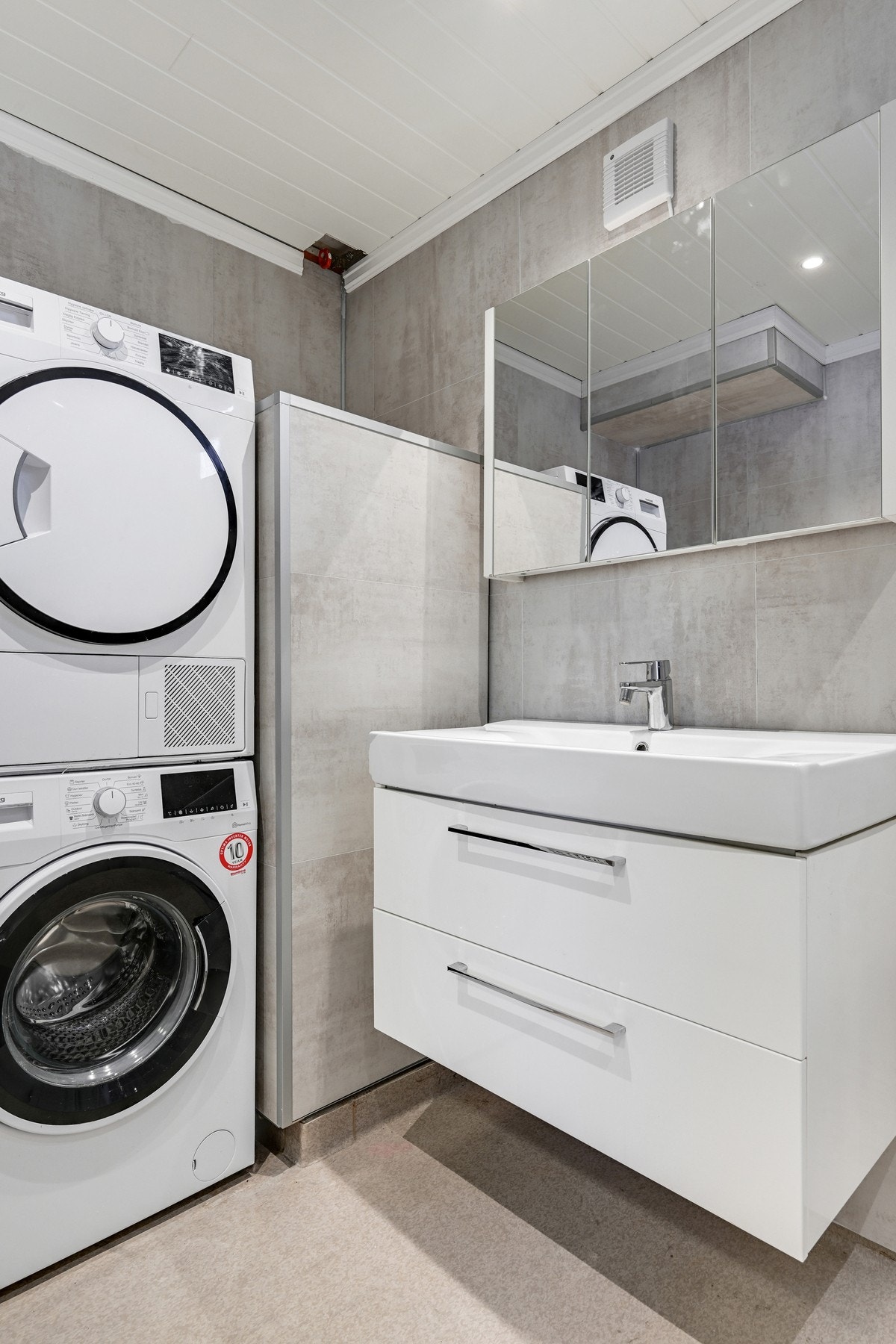 Det er godt tilpasset for både vaskemaskin og tørketrommel Galleribilde