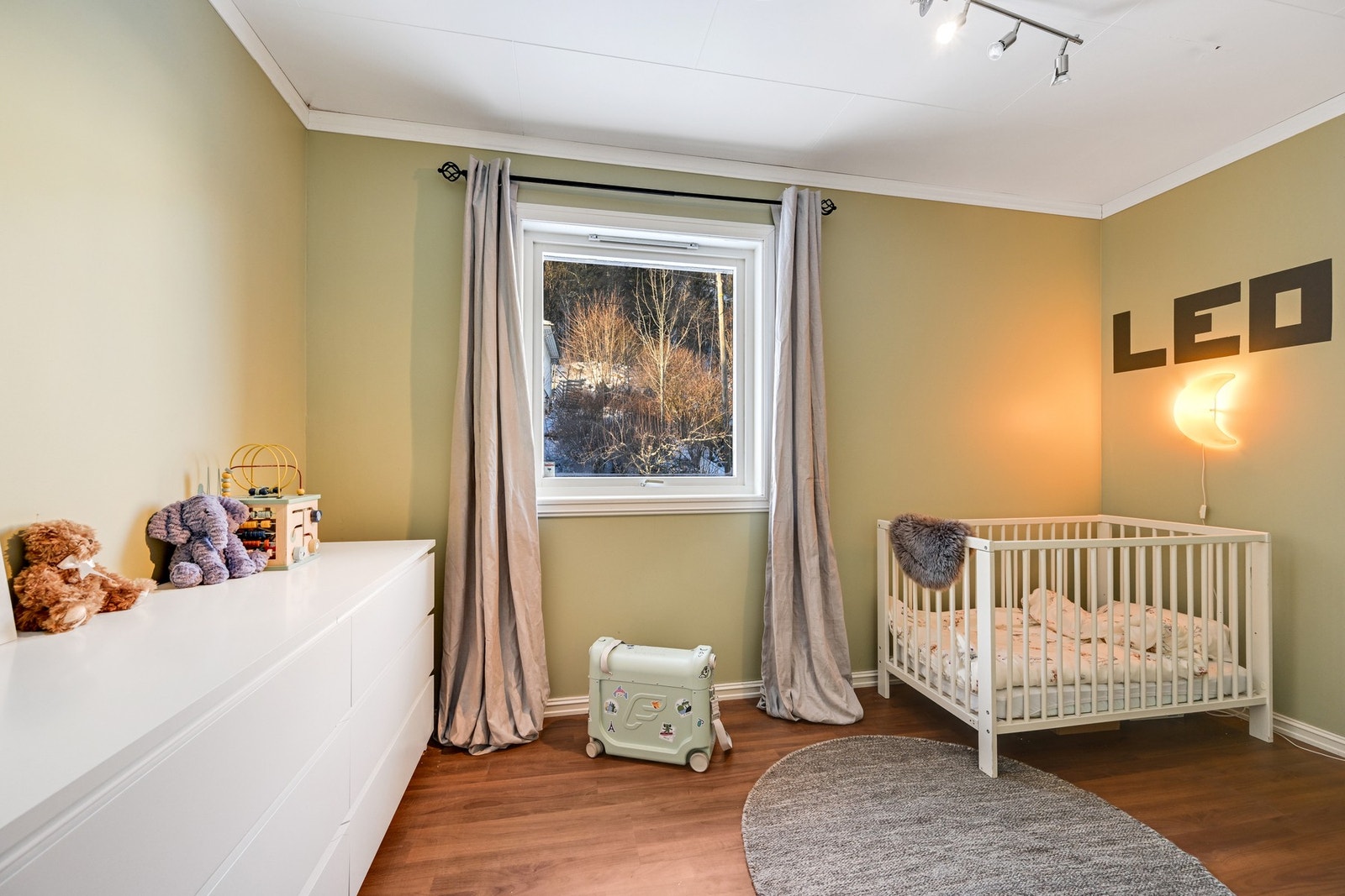 Soverom nr. 2 i hovedetasjen med god plass til det en måtte ønske av møblement Galleribilde