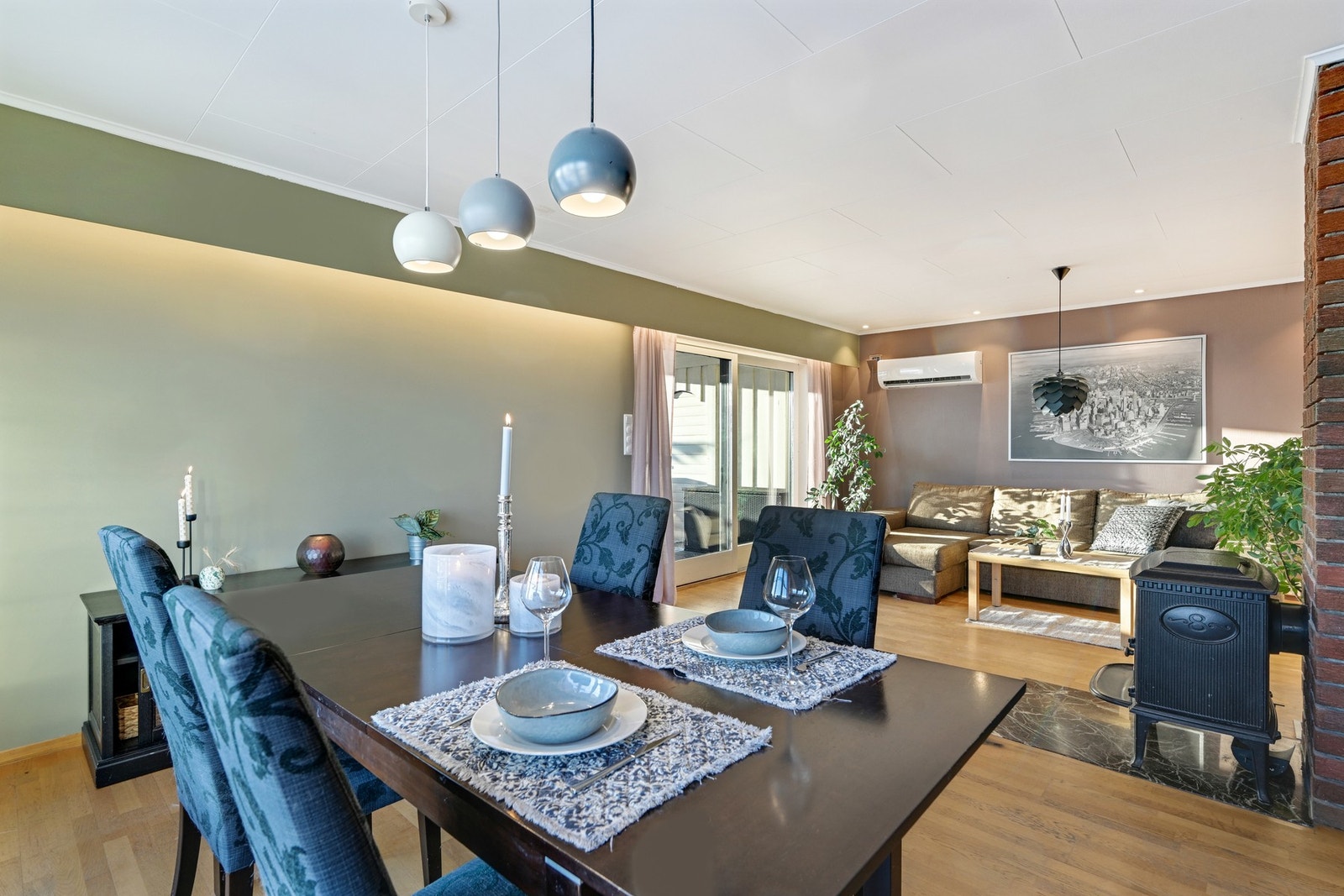 Rommet er stilig belyst med tre pendlere som henger side om side. Store deler av hovedetasjen har i senere tid blitt påkostet med downlights Galleribilde