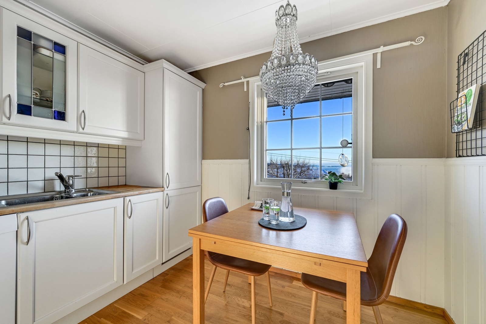 Det er integrert komfyr og kjøl/frys, samt frittstående oppvaskmaskin som medfølger handelen Galleribilde