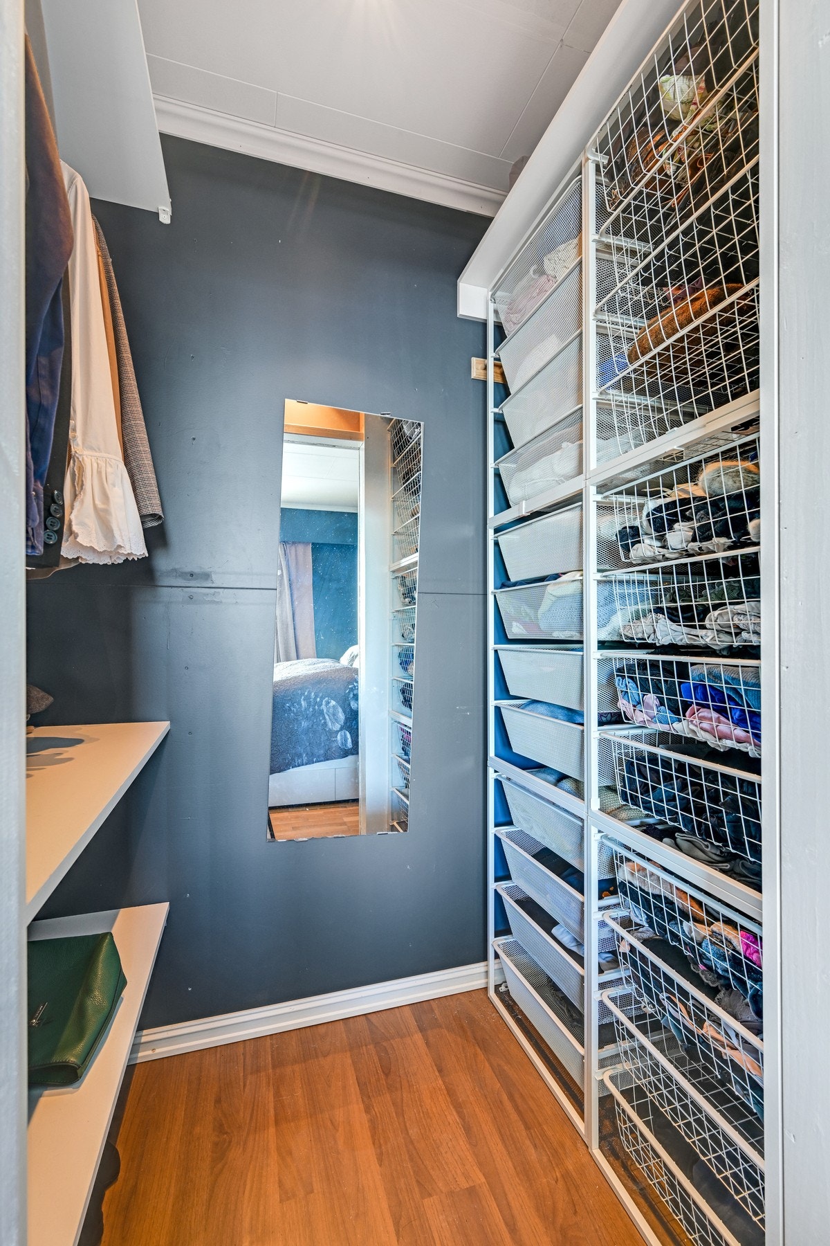 Hovedsoverommet har en praktisk garderobeløsning Galleribilde