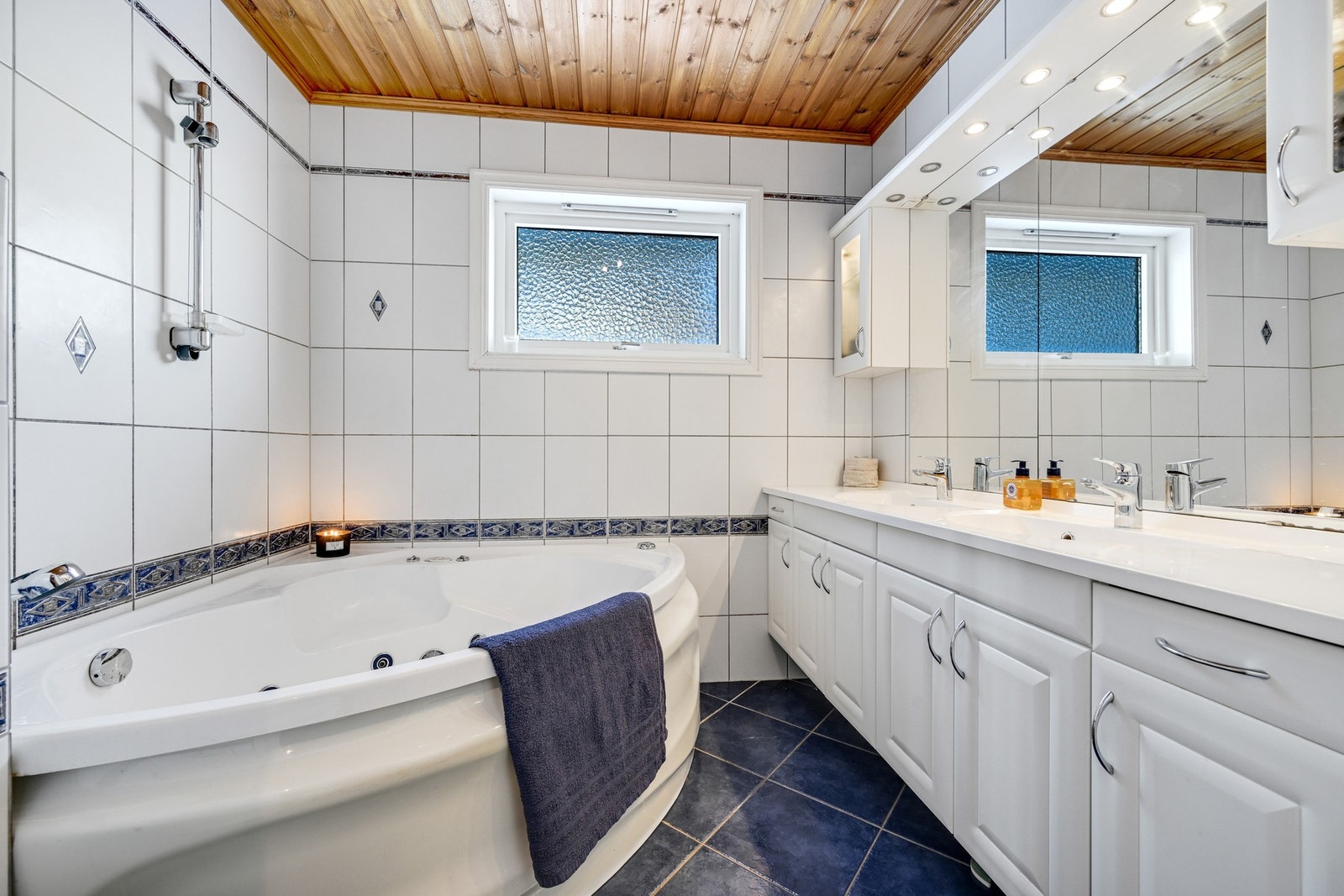 Baderom nr. 2 er i hovedetasjen med badekar, klosett og en romslig innredning med dobbel servant Galleribilde