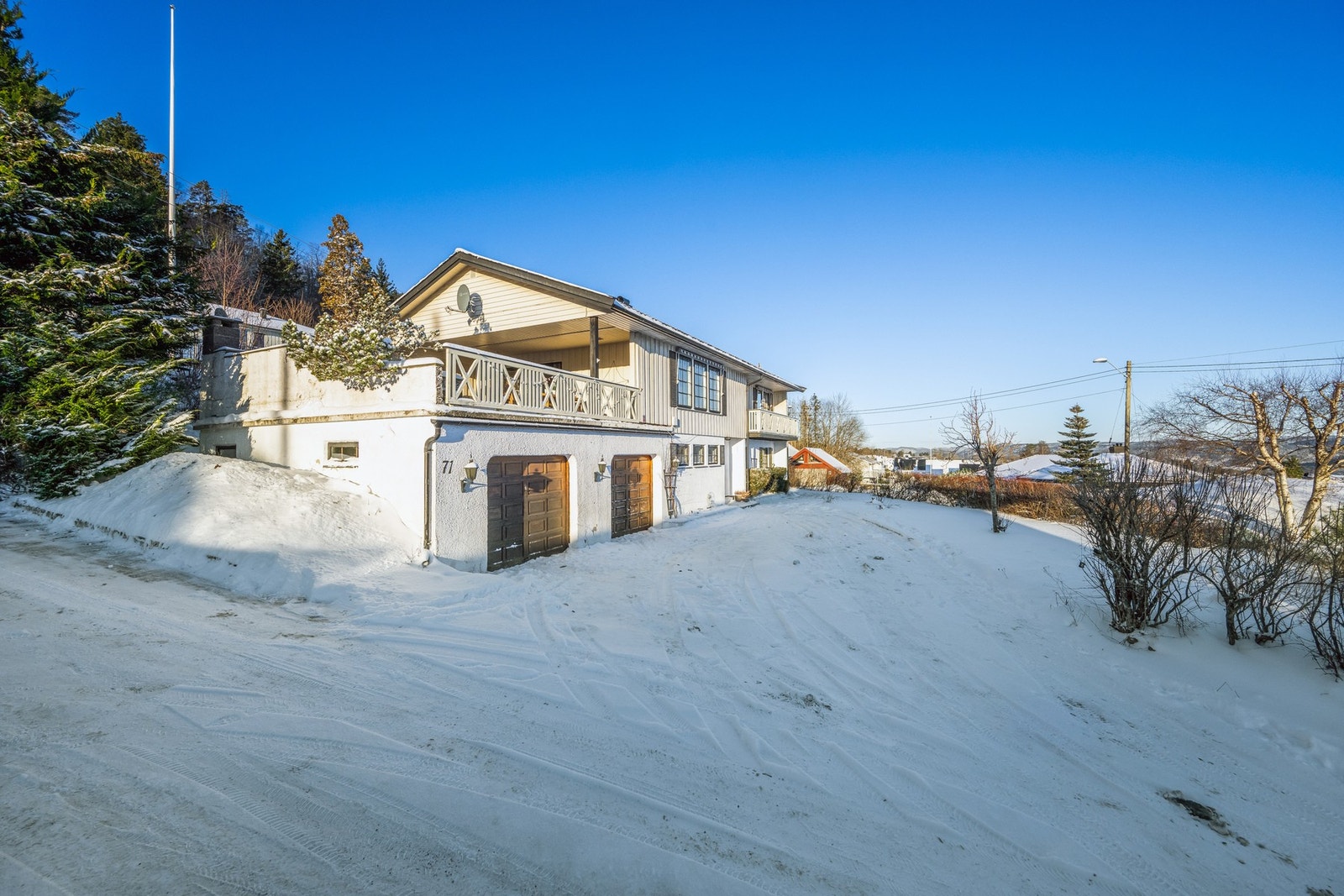 Det er asfaltert gate som leder an til den gruslagte gårdsplassen. Her parkerer man enkelt i to garasjer, slik at gjester har god parkeringsplass på gårdsplassen Galleribilde