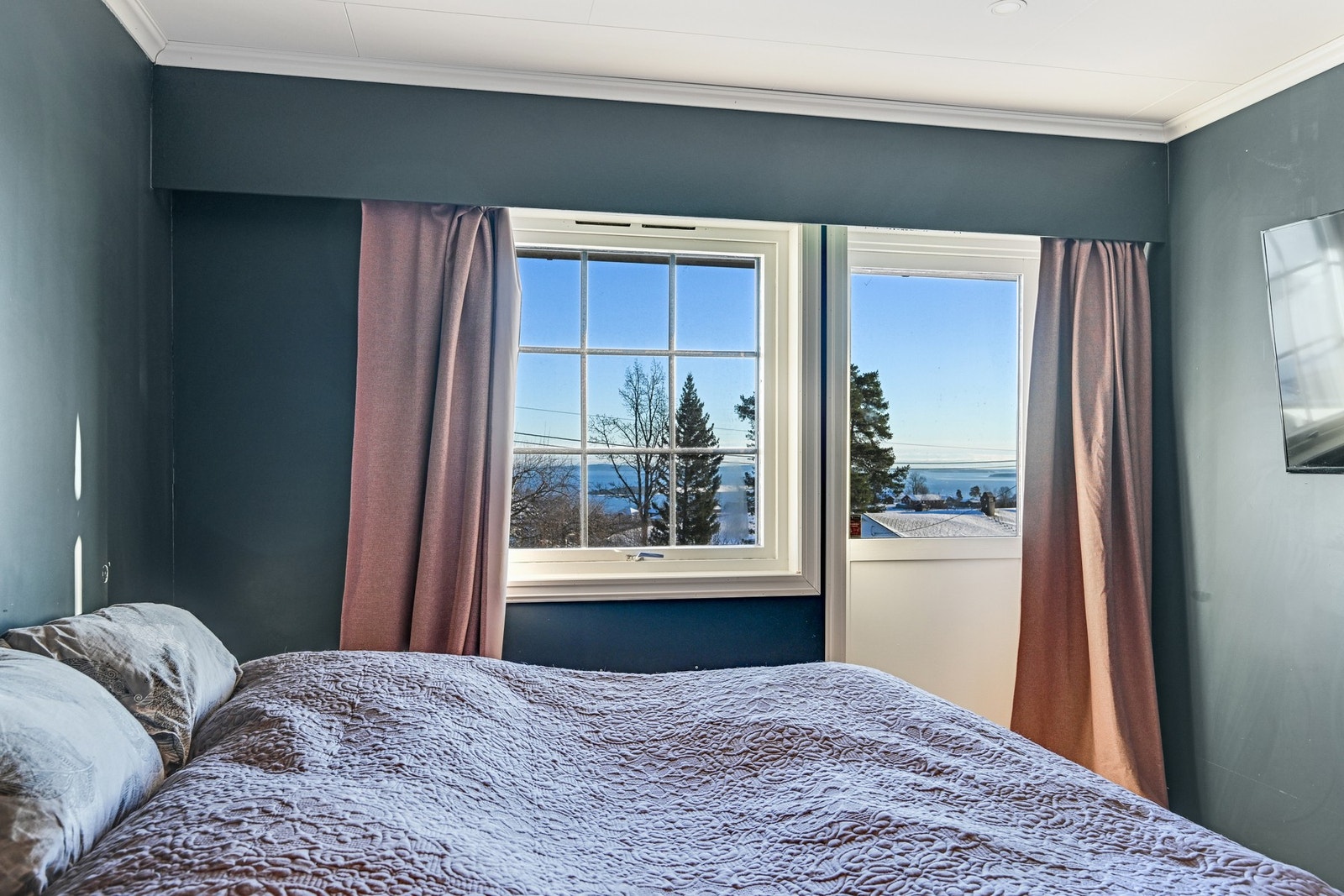 Hovedsoverommet har flott utsikt og tilhørende balkong mot øst Galleribilde