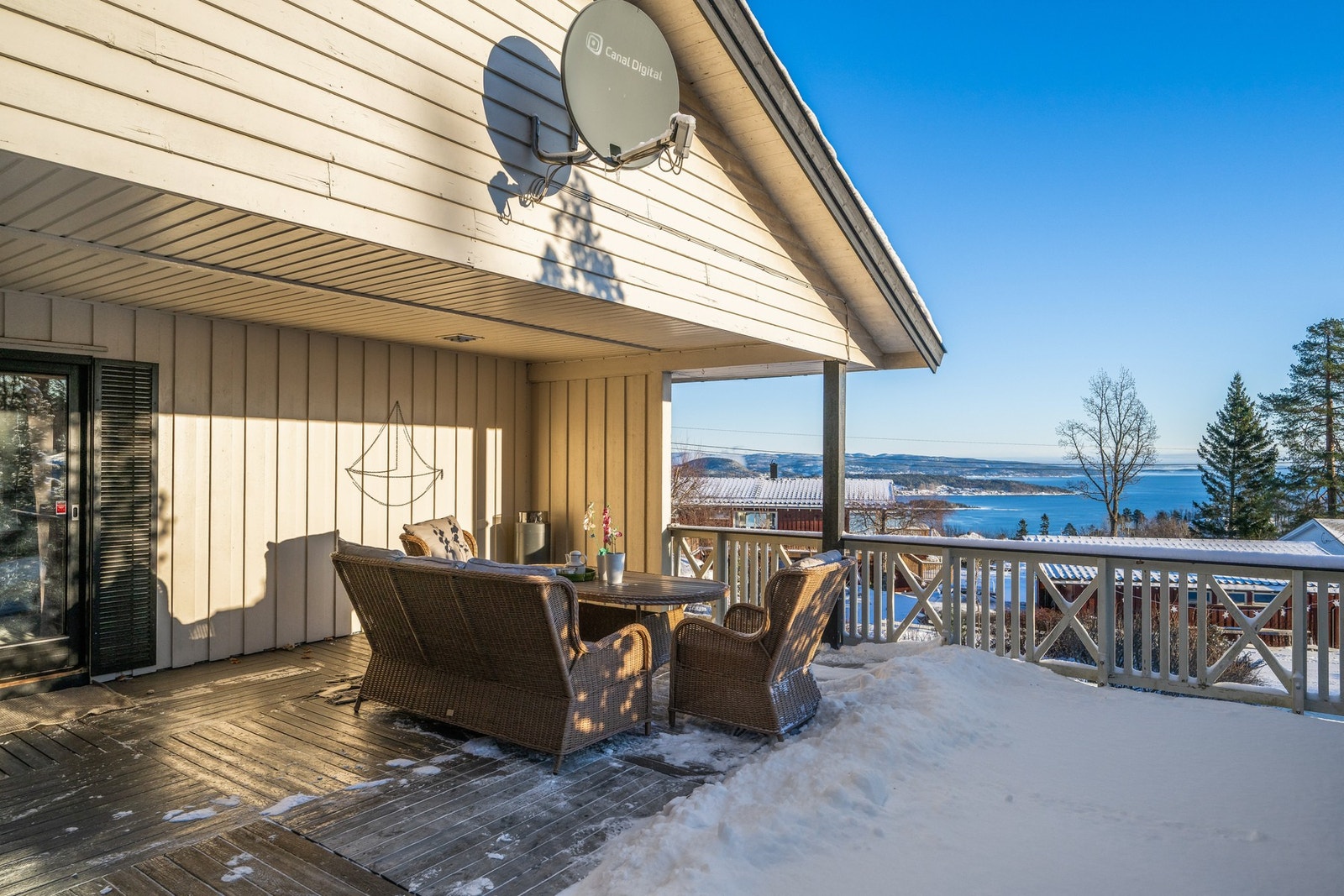 Dette er en romslig enebolig i et barnevennlig felt med kort gåavstand til barneskole, barnehage, samt bussholdeplass for videre tilknytning til byen Galleribilde