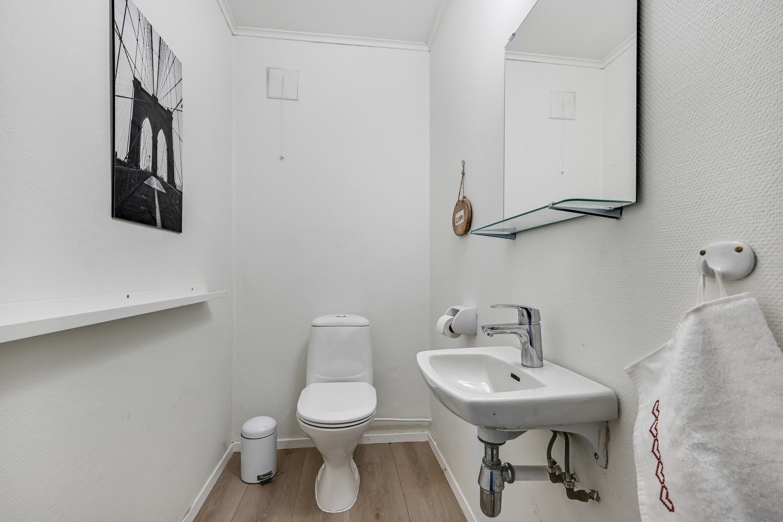 I tillegg har man et gjestetoalett med nylig malte overflater og et nytt Berry Alloc laminatgulv Galleribilde