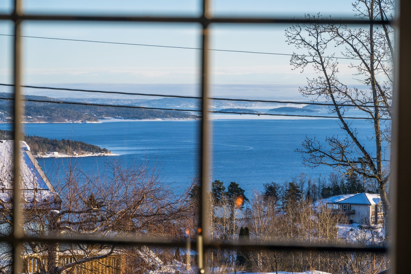 Det er flott utsikt mot sjøen fra en rekke vinduer Galleribilde