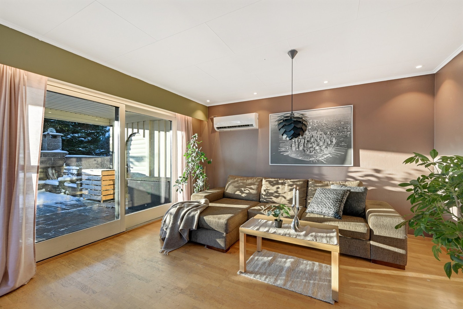 Det er gjennomført overflateoppussing i senere tid med malte overflater Galleribilde