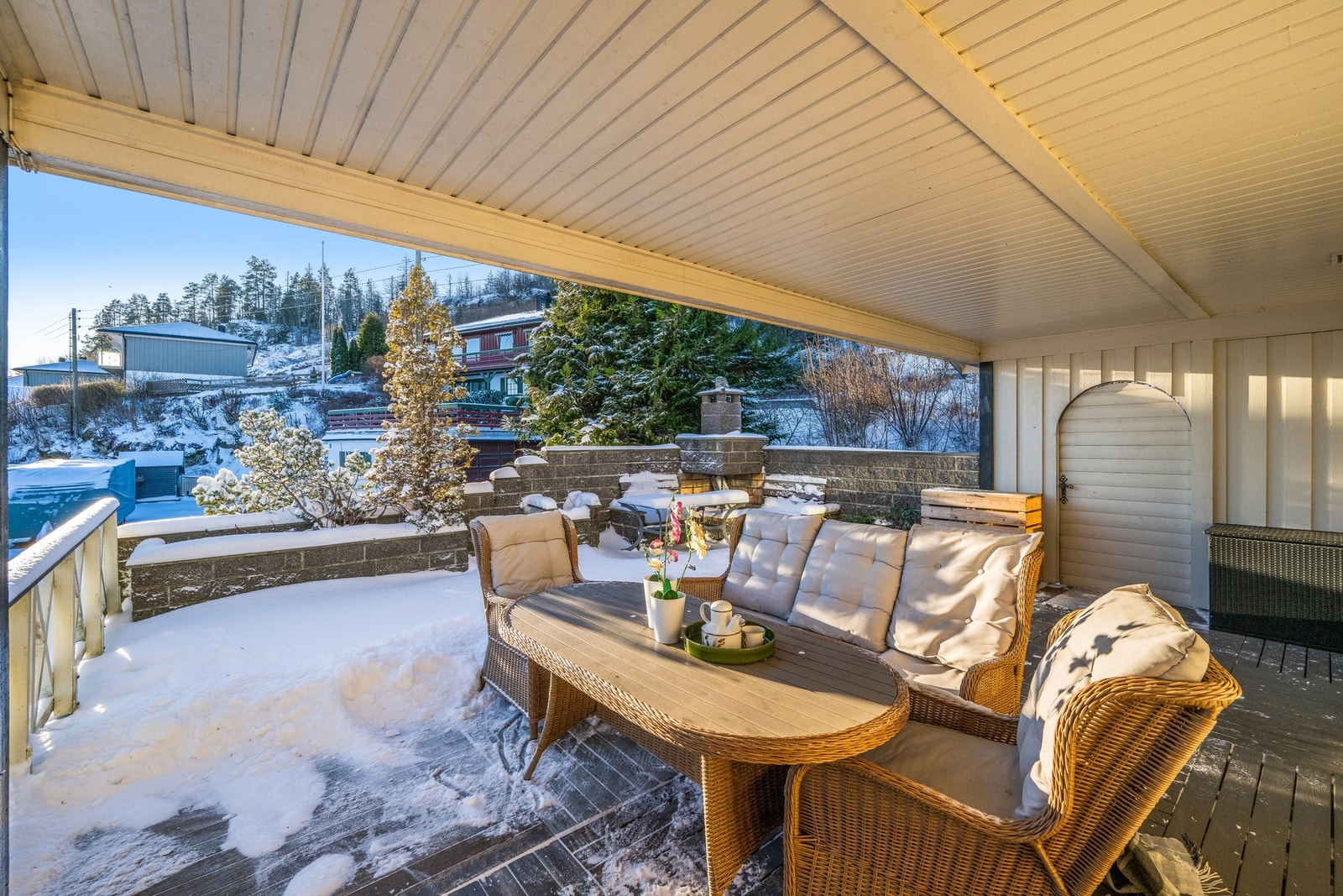 Her ligger alt til rette for en hyggelig uteplass hvor familie og venner kan samles. En dør ut i bakkant tar deg med videre til den usjenerte hagen Galleribilde