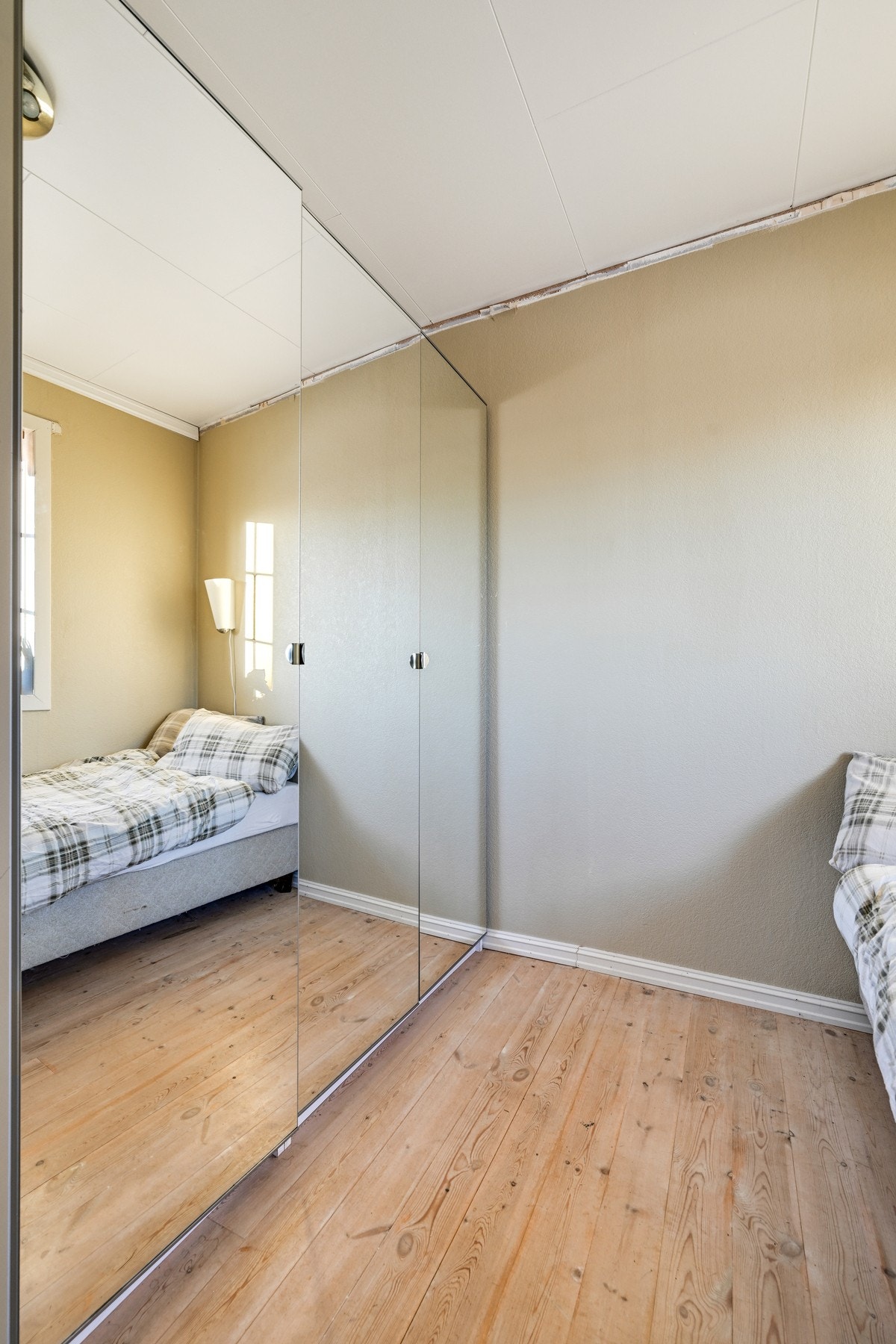 Her er det satt opp stort garderobeskap med speil Galleribilde