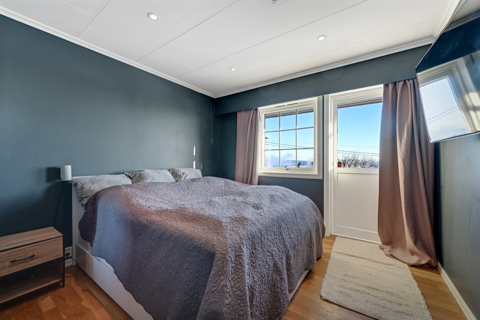 Det er god plass til stor seng og nattbord Galleribilde