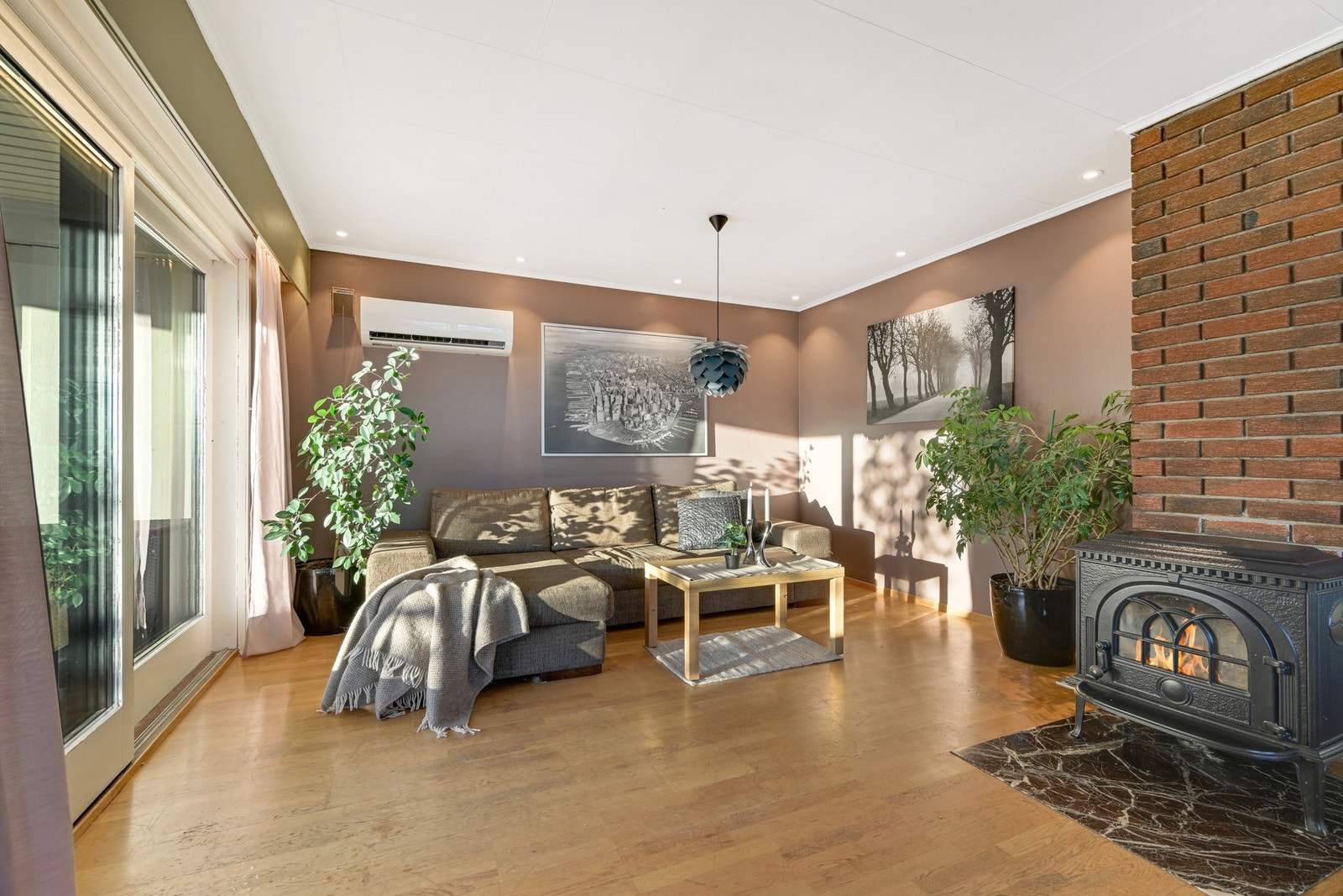 Det er både ildsted og varmepumpe som sørger for oppvarmingen Galleribilde