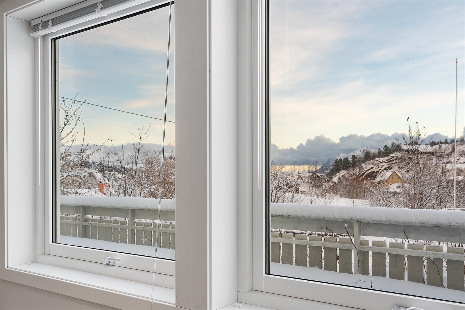 Utsikt mot øst og formiddagssola Galleribilde