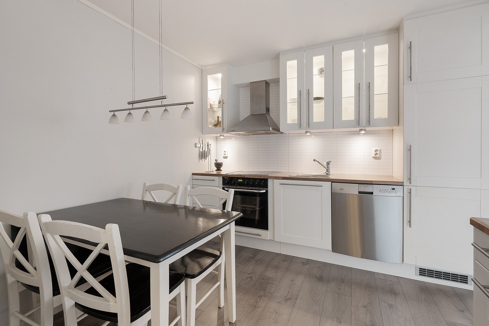 Greit med skap- og benkeplass- Plass til kjøkkenbord Galleribilde