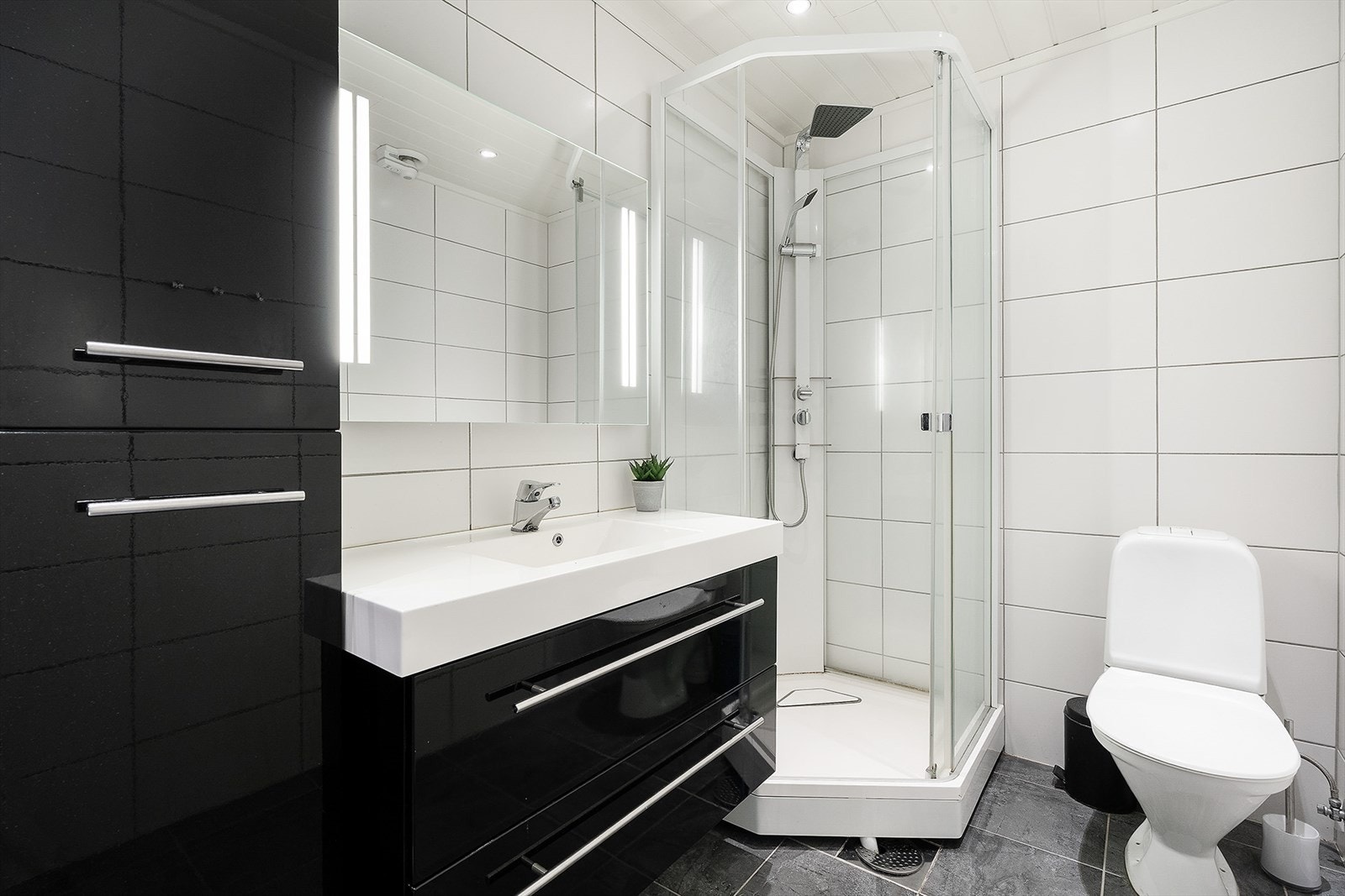 Bad med flis på gulv og vegg Galleribilde