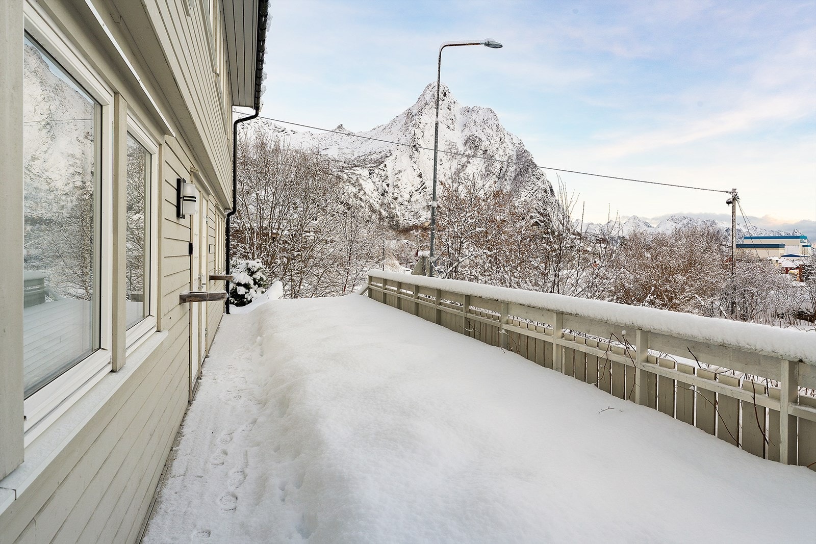 Terrasse utenfor inngangspartiet Galleribilde