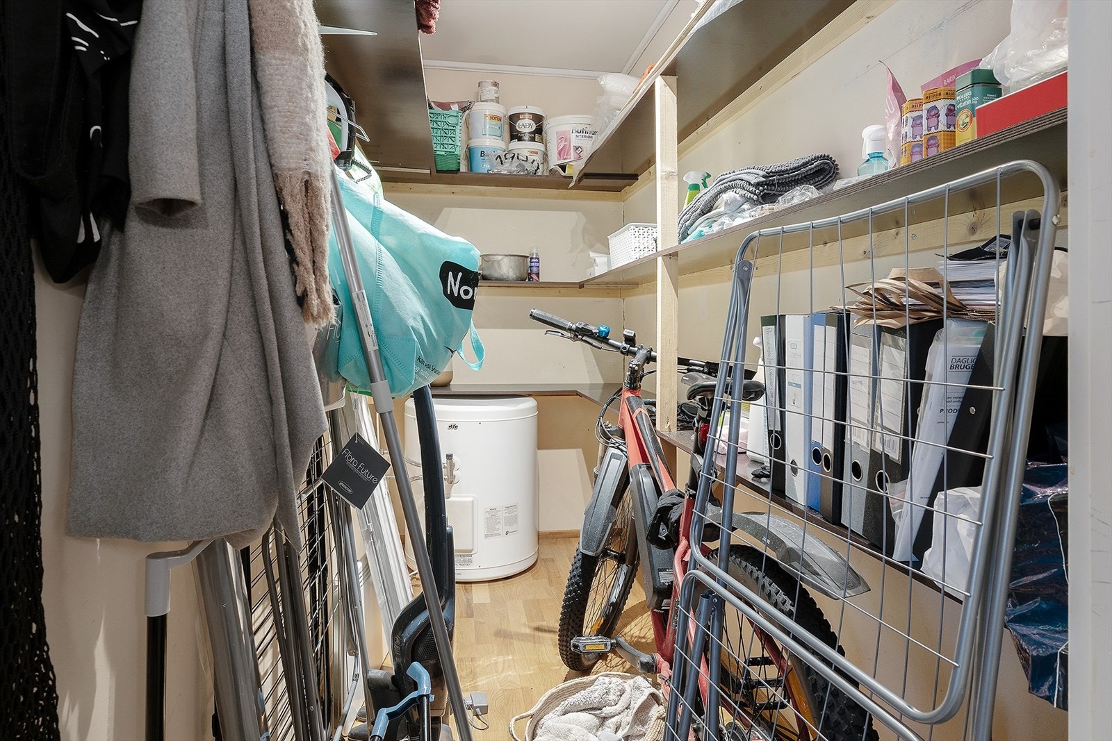 Innvendig bod med hyller og lagringsplass Galleribilde