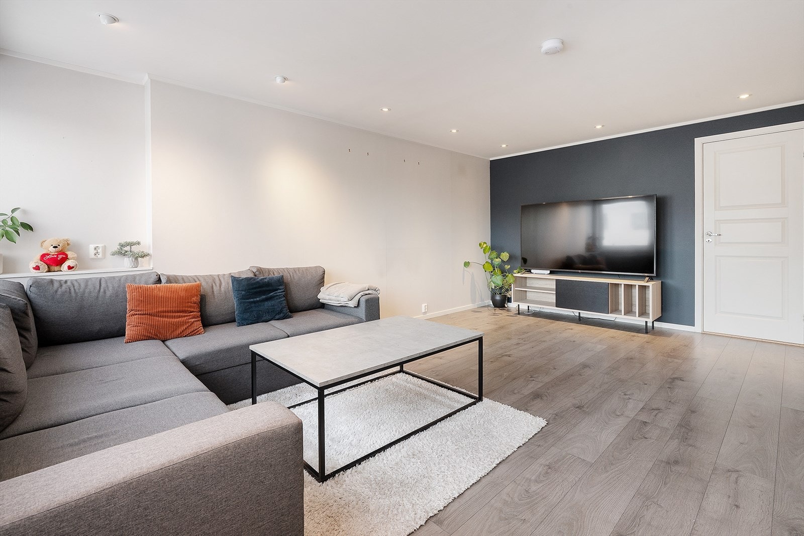 Dør inn til soverommet fra stua Galleribilde