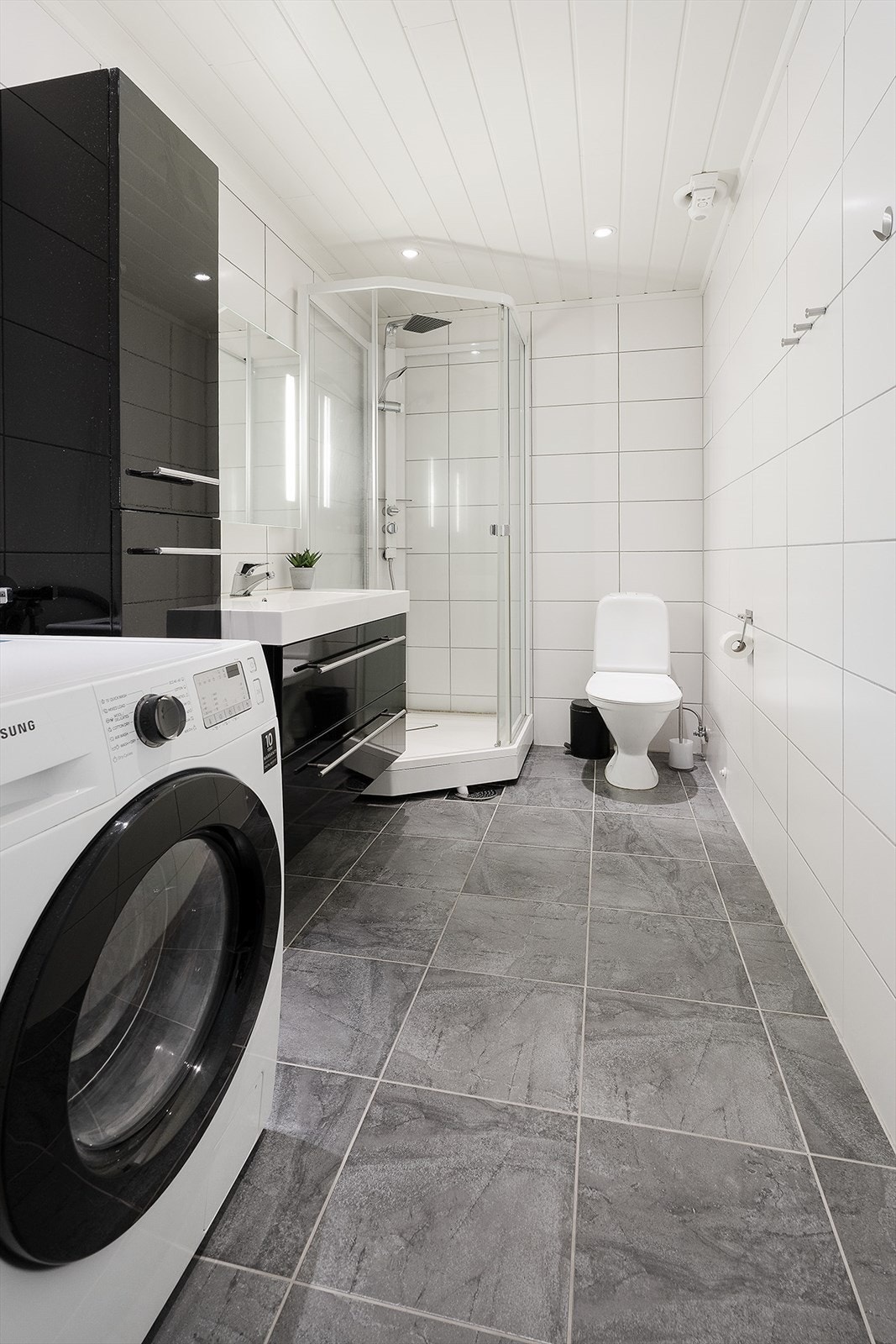 Varmekabler i gulv og opplegg for vaskemaskin Galleribilde