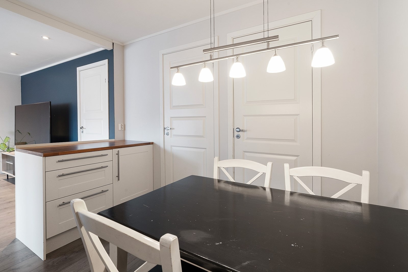 Ekstra benk med skuffer og skapplass mot stua Galleribilde