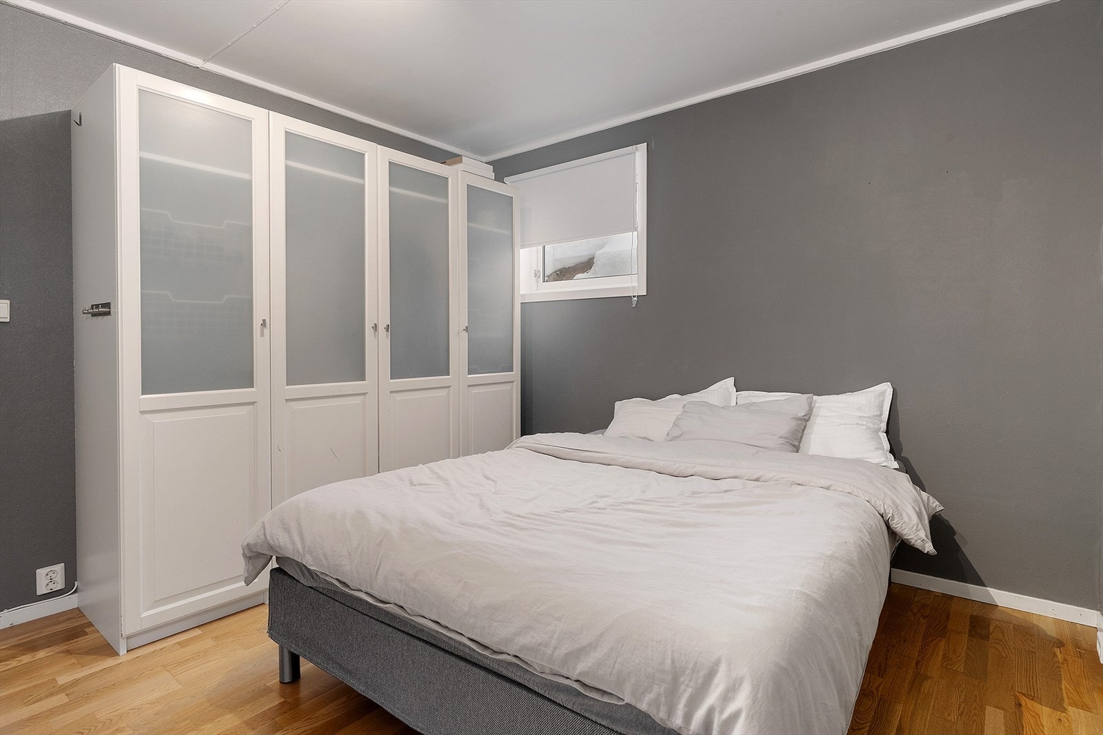 God plass for dobbeltseng på soverommet. Garderobeskap på den ene veggen Galleribilde