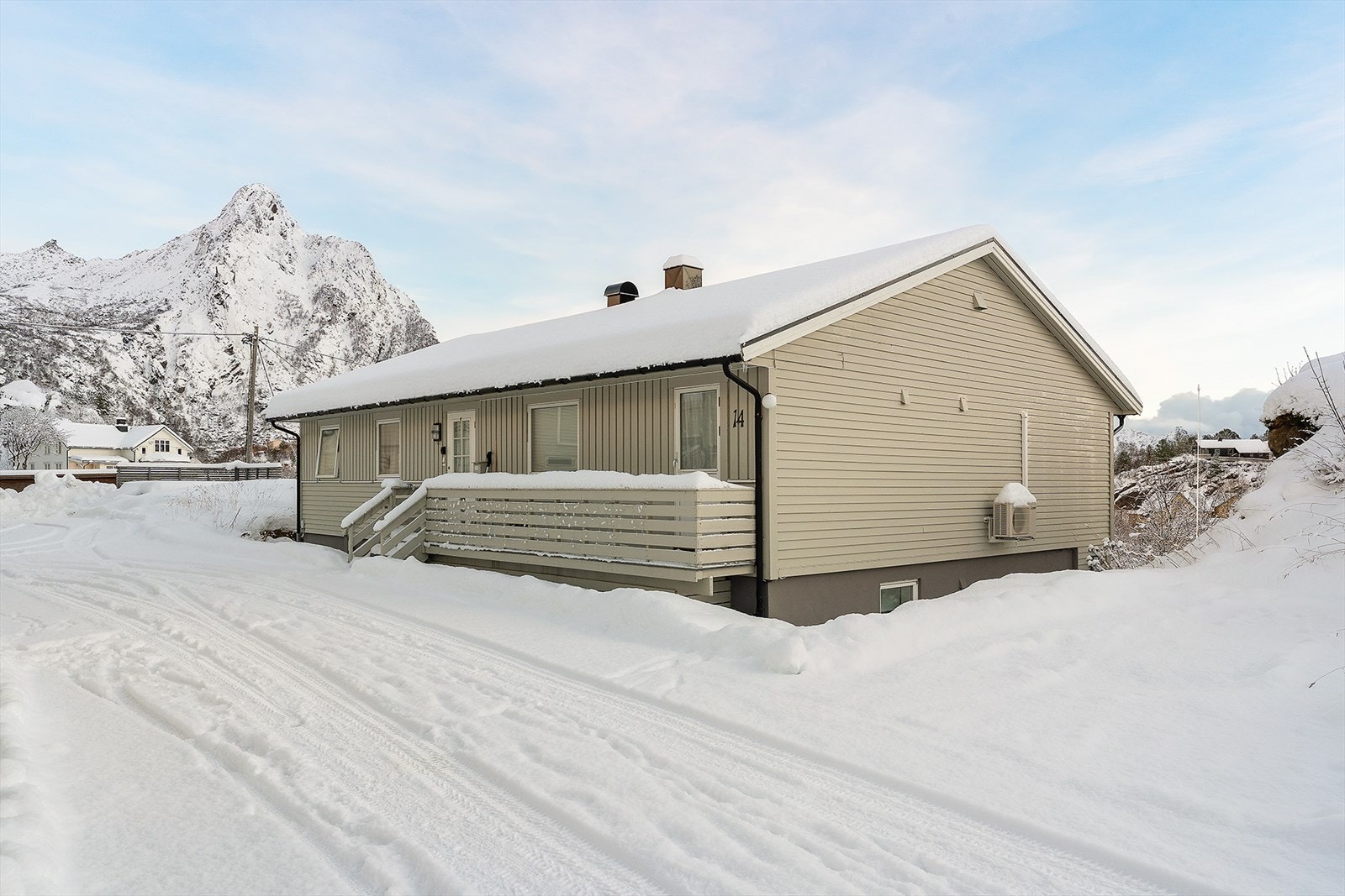 Leiligheten ligger i 1. etasje. Gangvei ned på høyre side av bygget. Galleribilde
