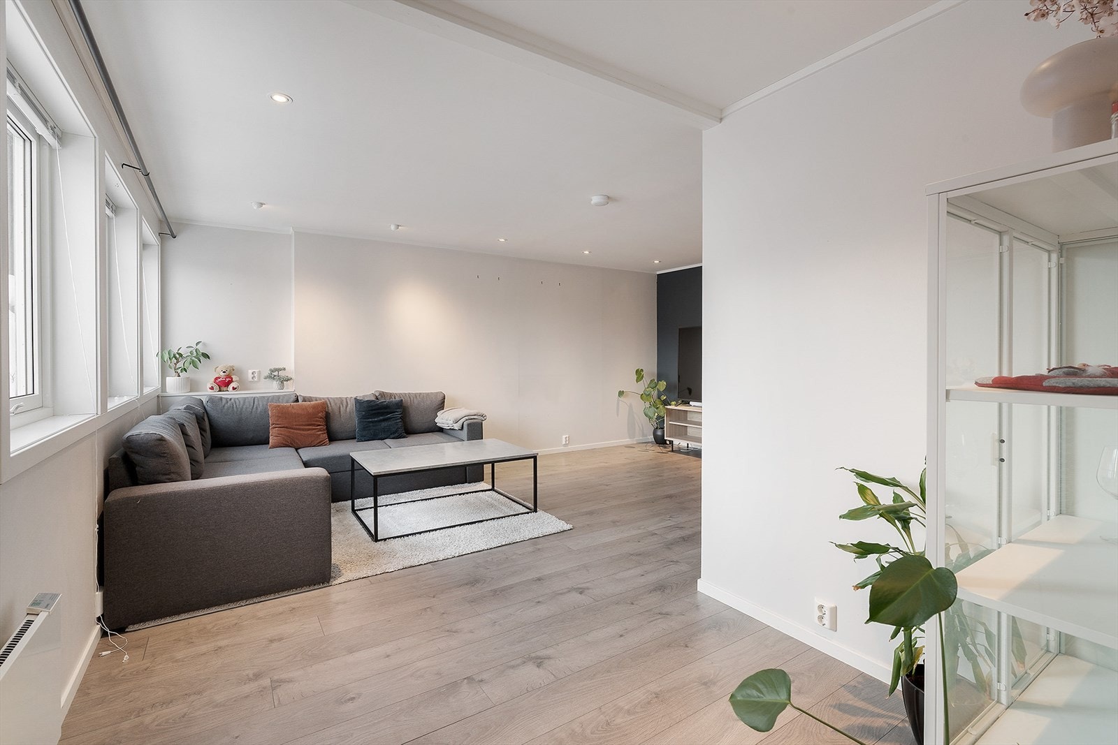 Godt med lysinnslipp fra vinduene og inn i stua Galleribilde