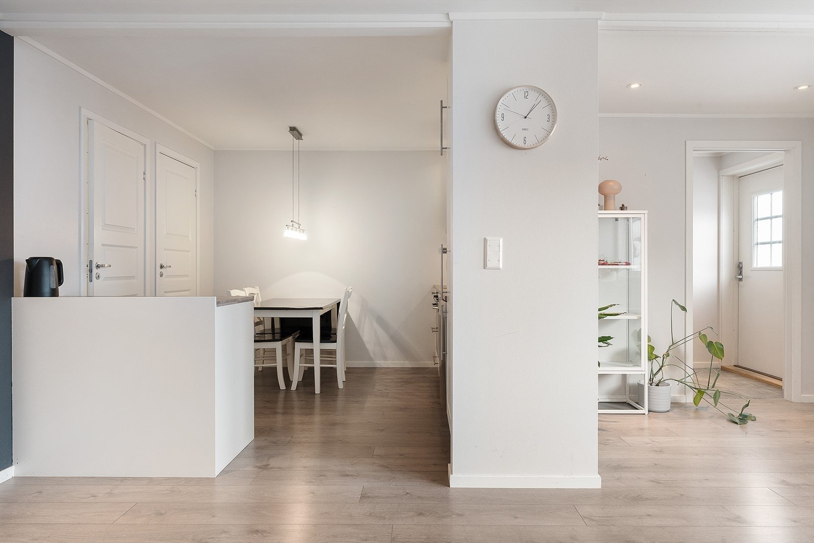 Delvis åpen kjøkkenløsning, men kjøkkenet er avdelt fra stua med en ekstra kjøkkenøy Galleribilde