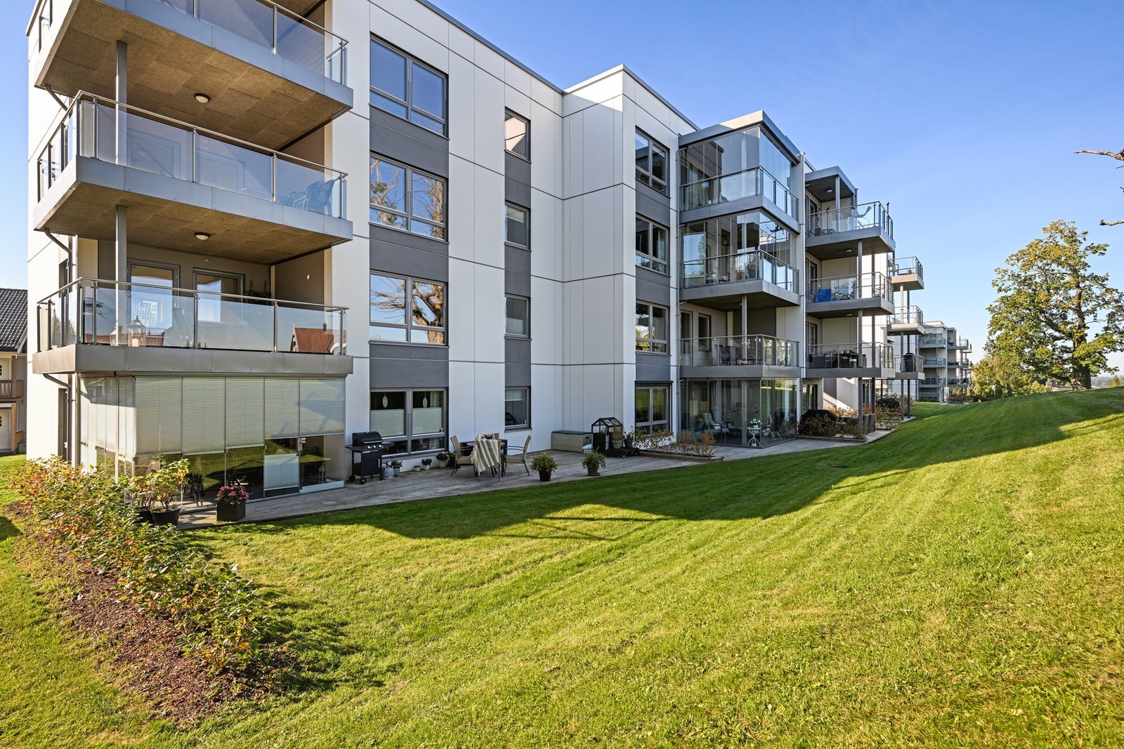 Fra den innglassede terrassen er det utgang til terrassen Galleribilde