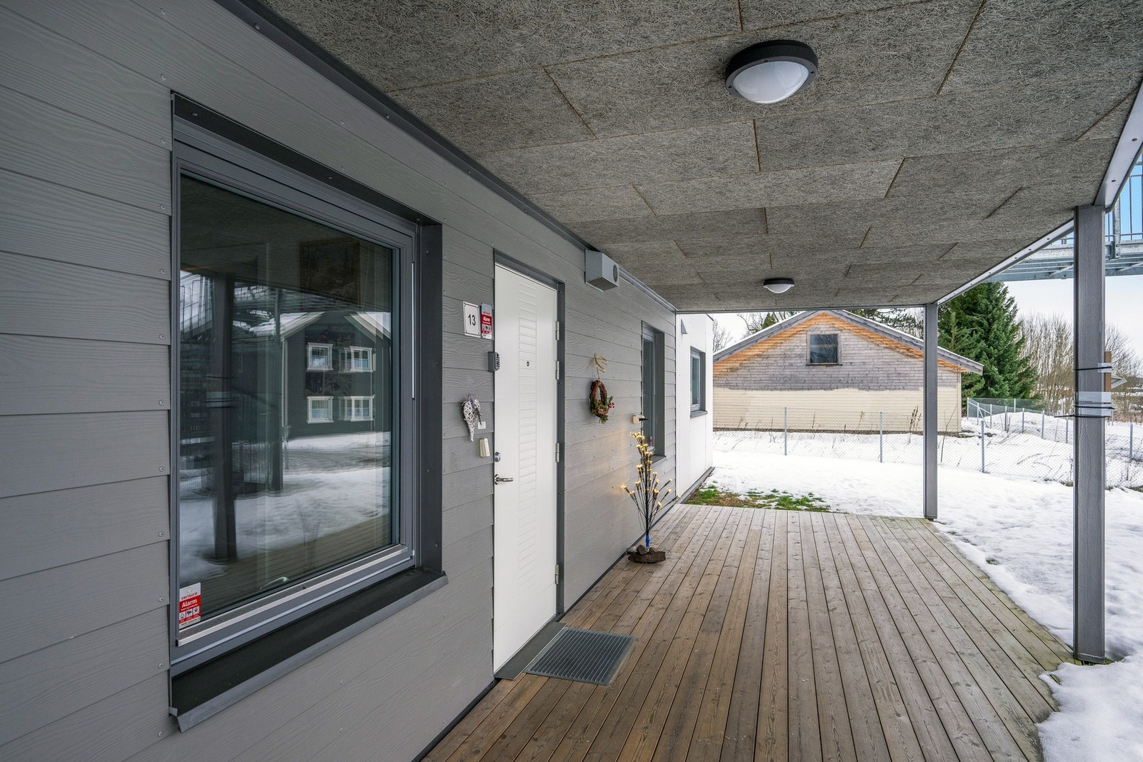 Inngangspartiet på vinteren. Praktisk med overbygd Galleribilde