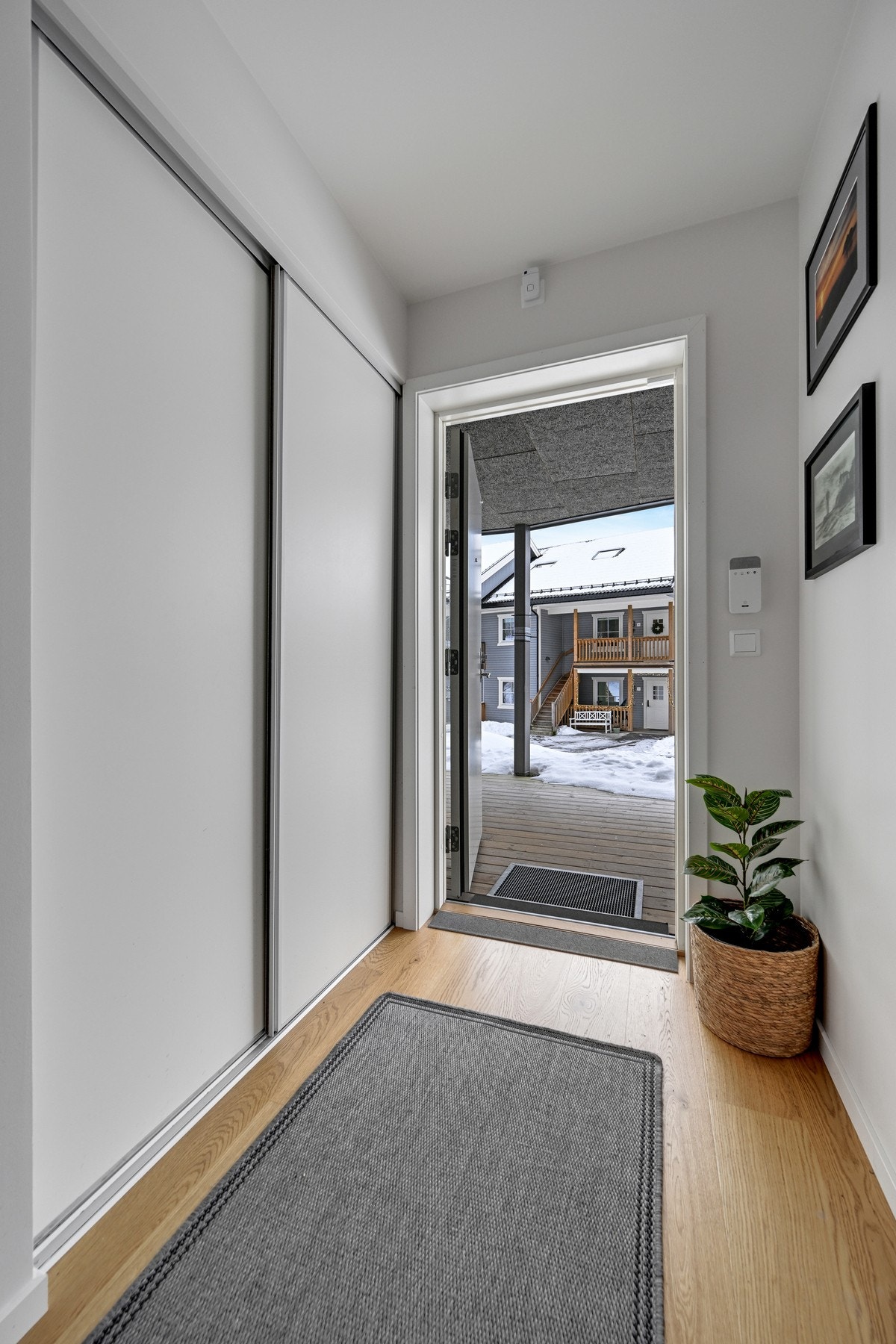 Romslig gang med stor skyvedørsgarderobe Galleribilde