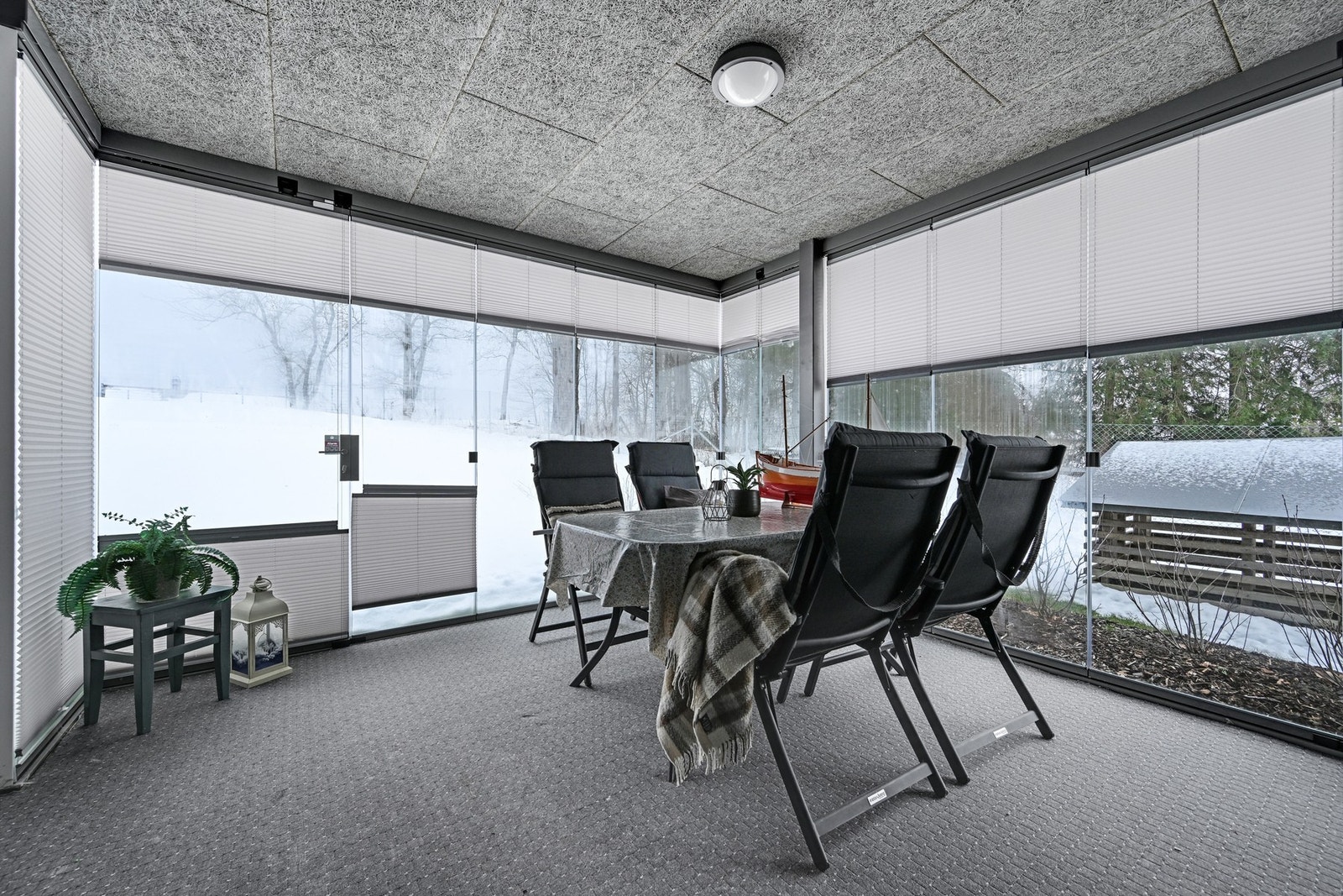 Innglasset terrasse med solskjerming på vinduene Galleribilde