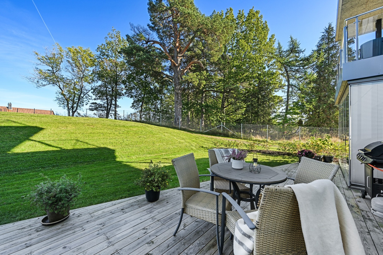 En meget praktisk terrasse med direkte adkomst til fellesarealer Galleribilde