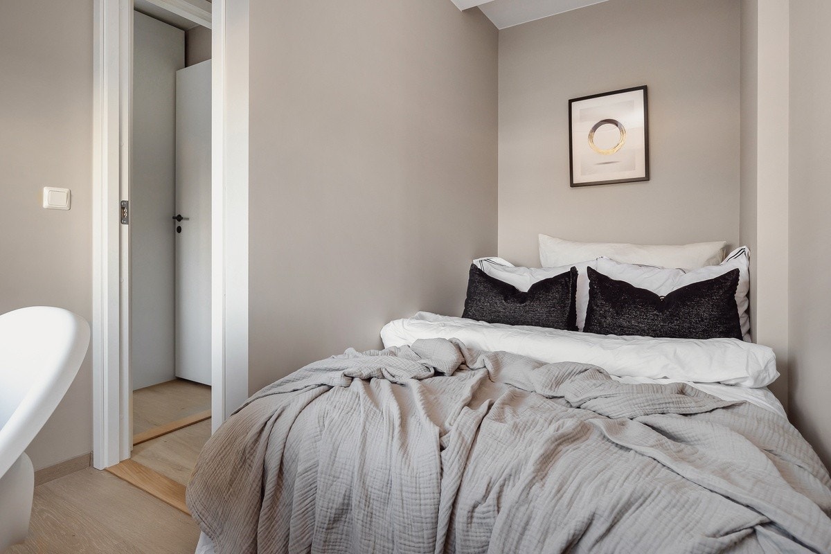 Råstilige soverom som er innredet med garderobeskap, seng, pult, stol, panelovn og plisségardin. Dette er Merkur. Galleribilde