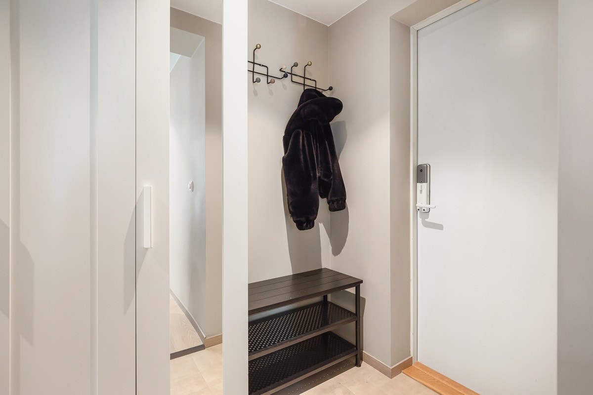 Flislagt entré med mye lagringsplass. Kodelås på leilighetsdør. Det er også et rom med oppbevaringsplass som tilhører leiligheten rett utenfor leilighetsdør. Galleribilde