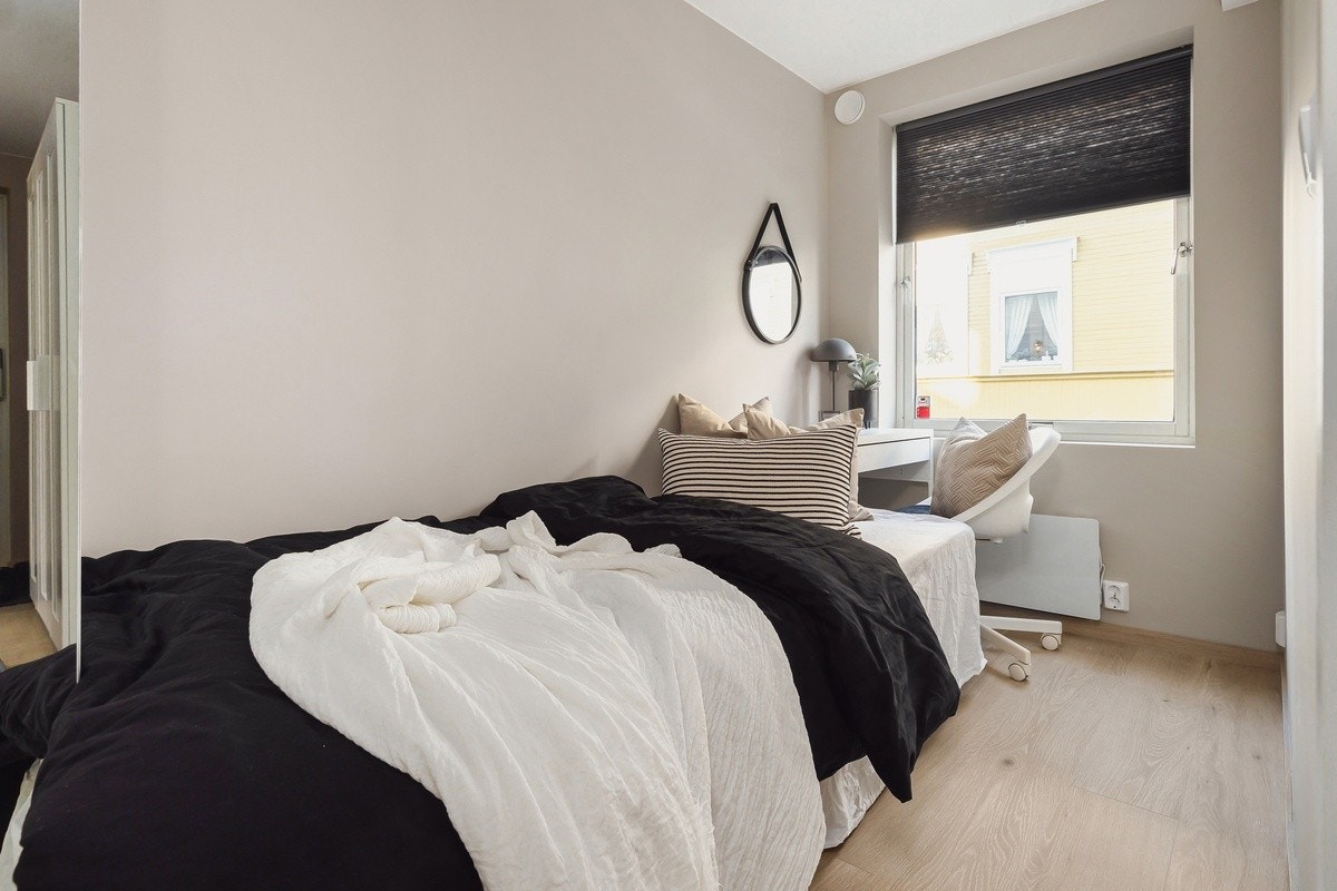 Råstilige soverom som er innredet med garderobeskap, seng, pult, stol, panelovn og plisségardin. Dette er Neptun. Galleribilde