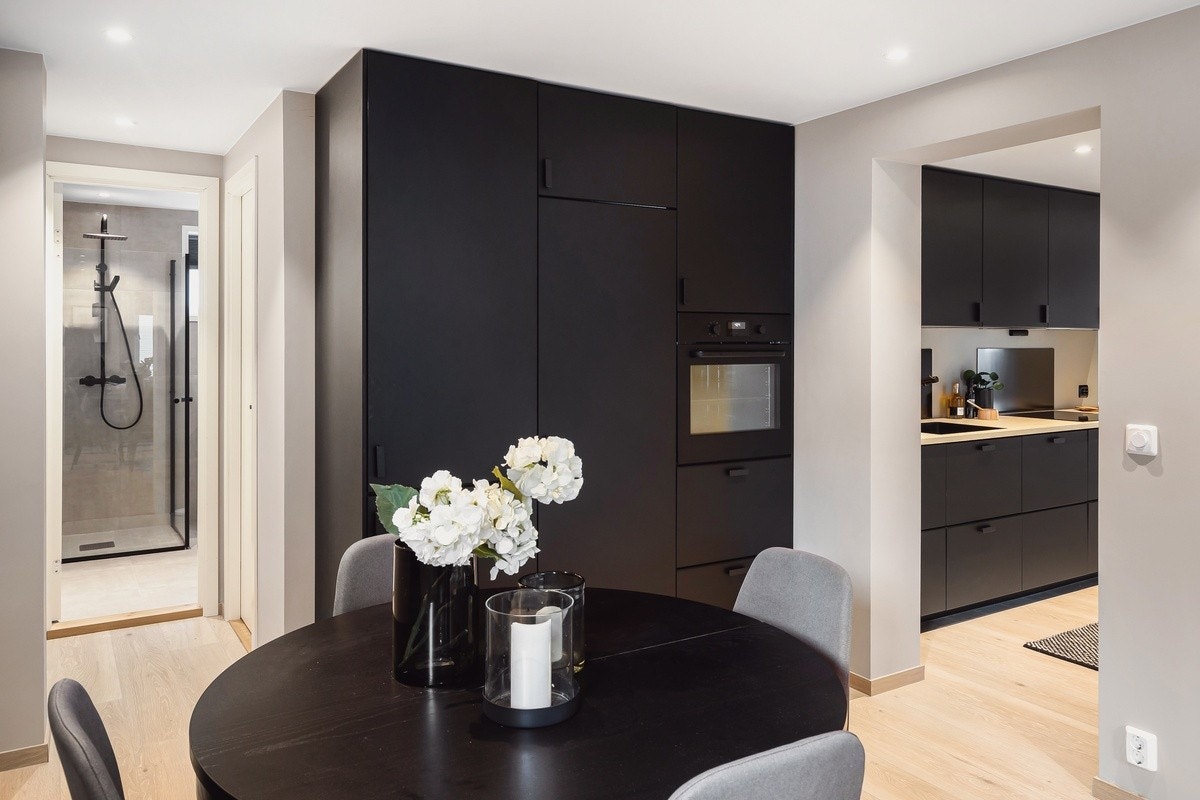 Råstilig kjøkken med integrerte hvitevarer og alt av kjøkkentilbehør. To stk kjøleskap og mye lagringsplass. Galleribilde