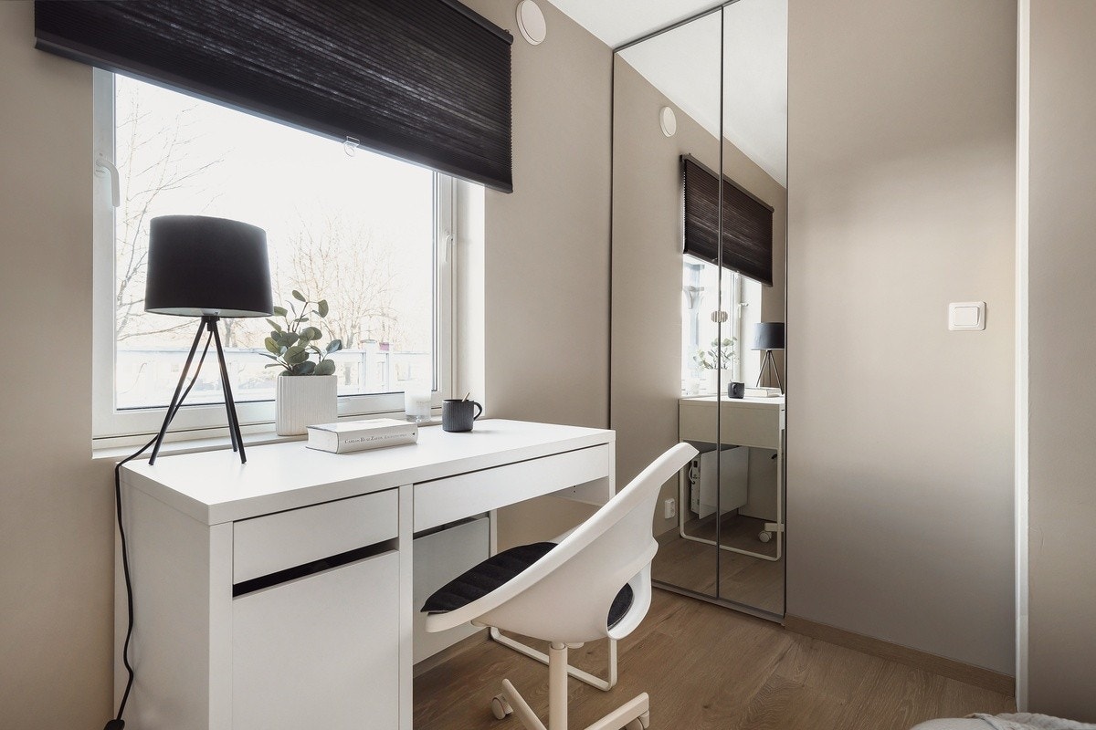 Råstilige soverom som er innredet med garderobeskap, seng, pult, stol, panelovn og plisségardin. Dette er Merkur. Galleribilde