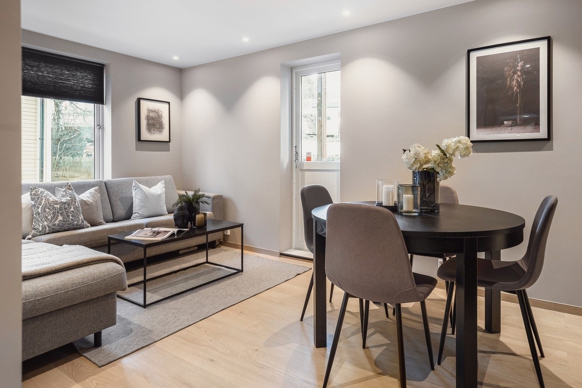 Lys og fin stue med blant annet sofa, sofabord og spisebord (uttrekkbart med seks plasser og seks stoler). Det er installert romventilator (som sørger for frisk luft) i stue etter at bilde ble tatt. Galleribilde