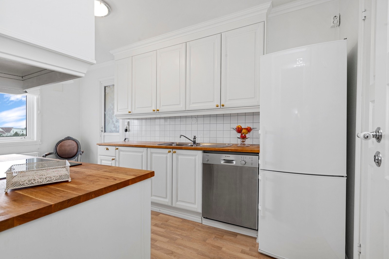 Det er integrerte hvitevarer som komfyr og platetopp Galleribilde