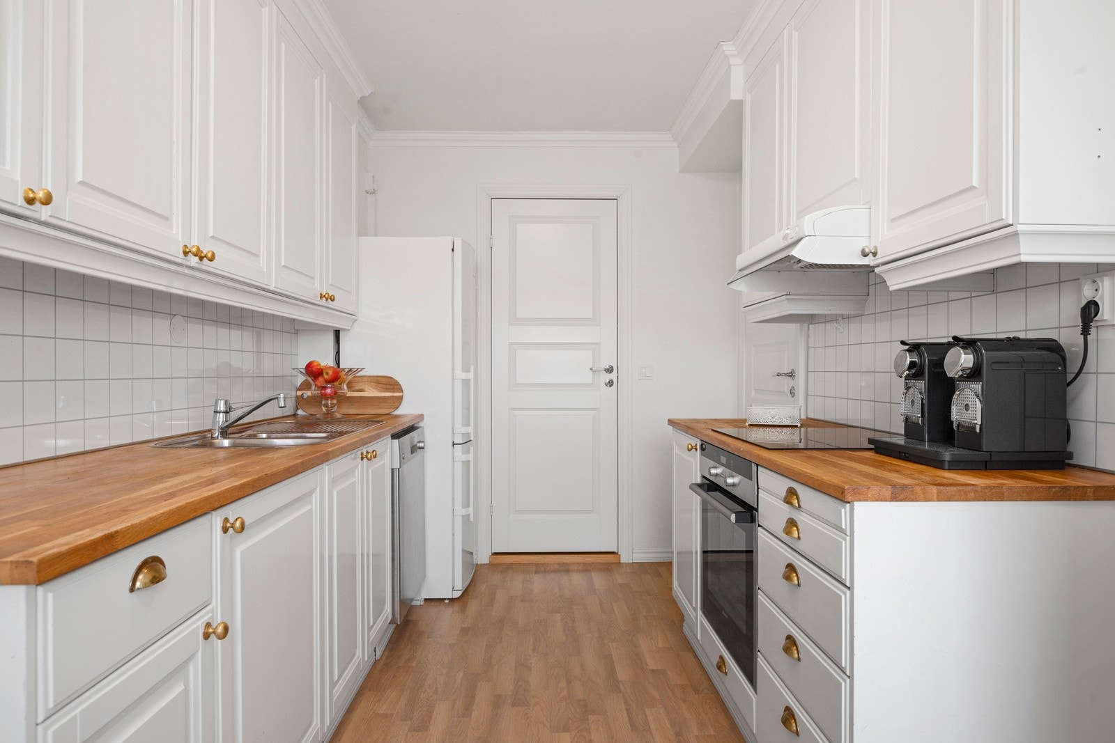 Heltre benkeplate og kjøkkenventilator med avtrekk ut Galleribilde