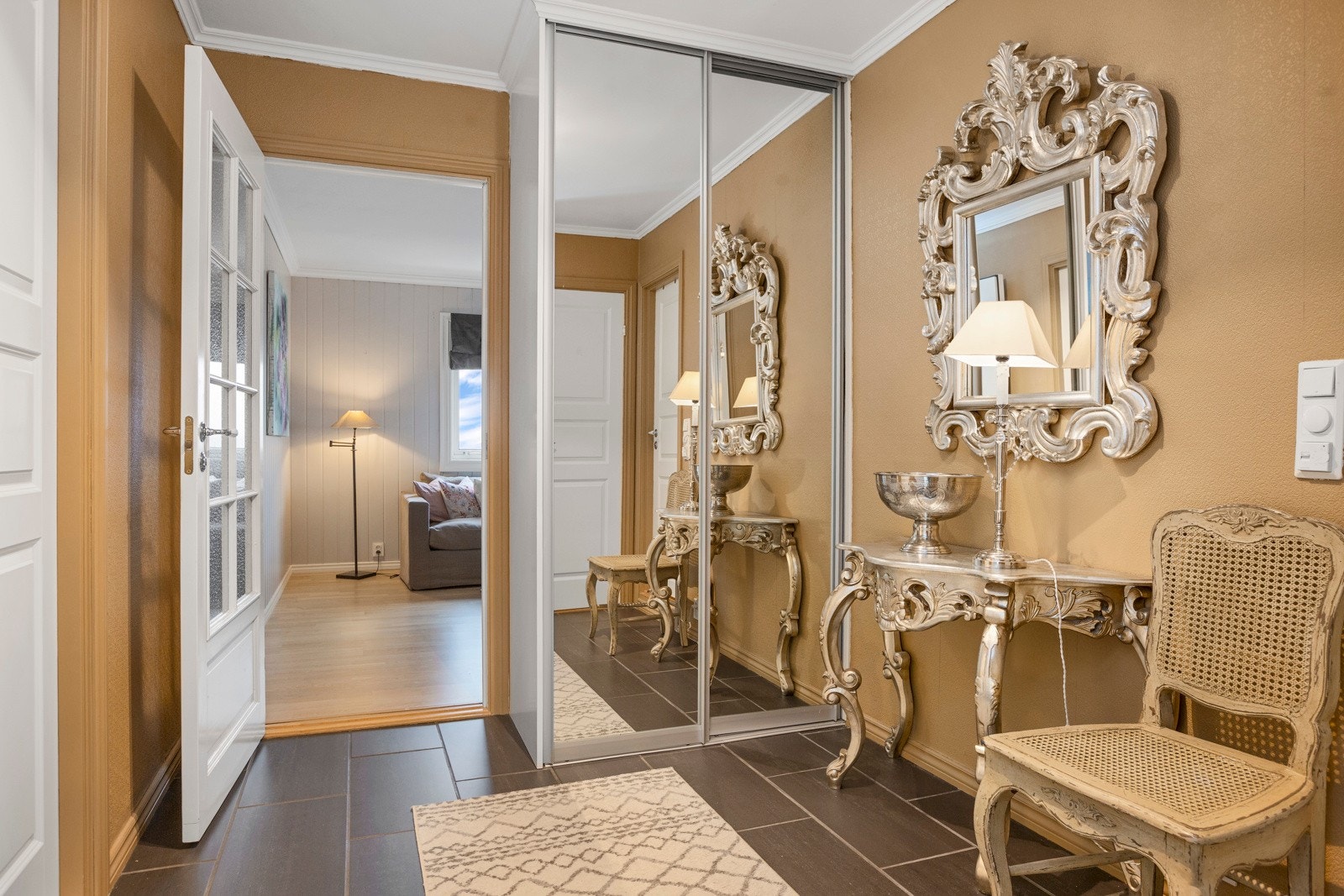 Romslit entre med skyvedørsgarderobe Galleribilde