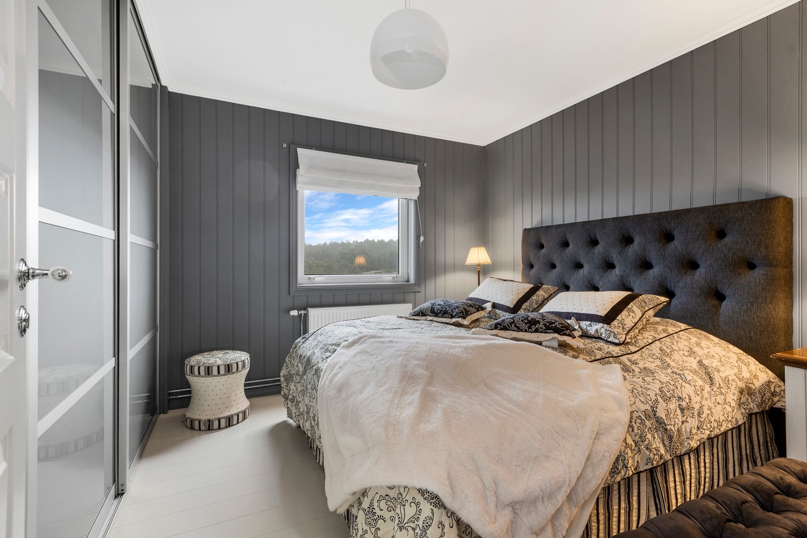 Soverom med skyvedørsgarderobe Galleribilde