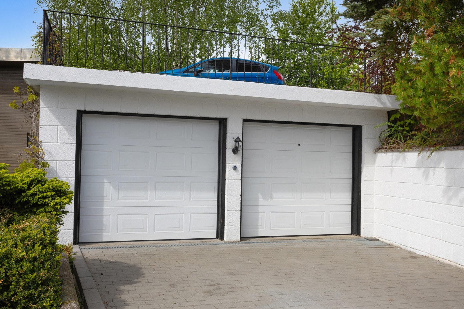 Det er parkeringsmuligheter også på taket over garasjen Galleribilde