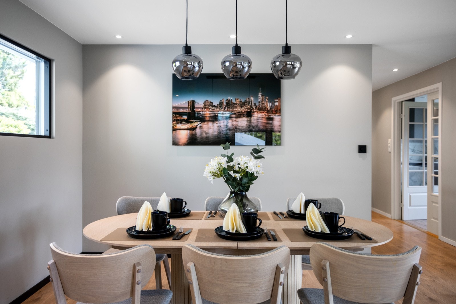 Det er kort vei fra kjøkken til spiseplass Galleribilde