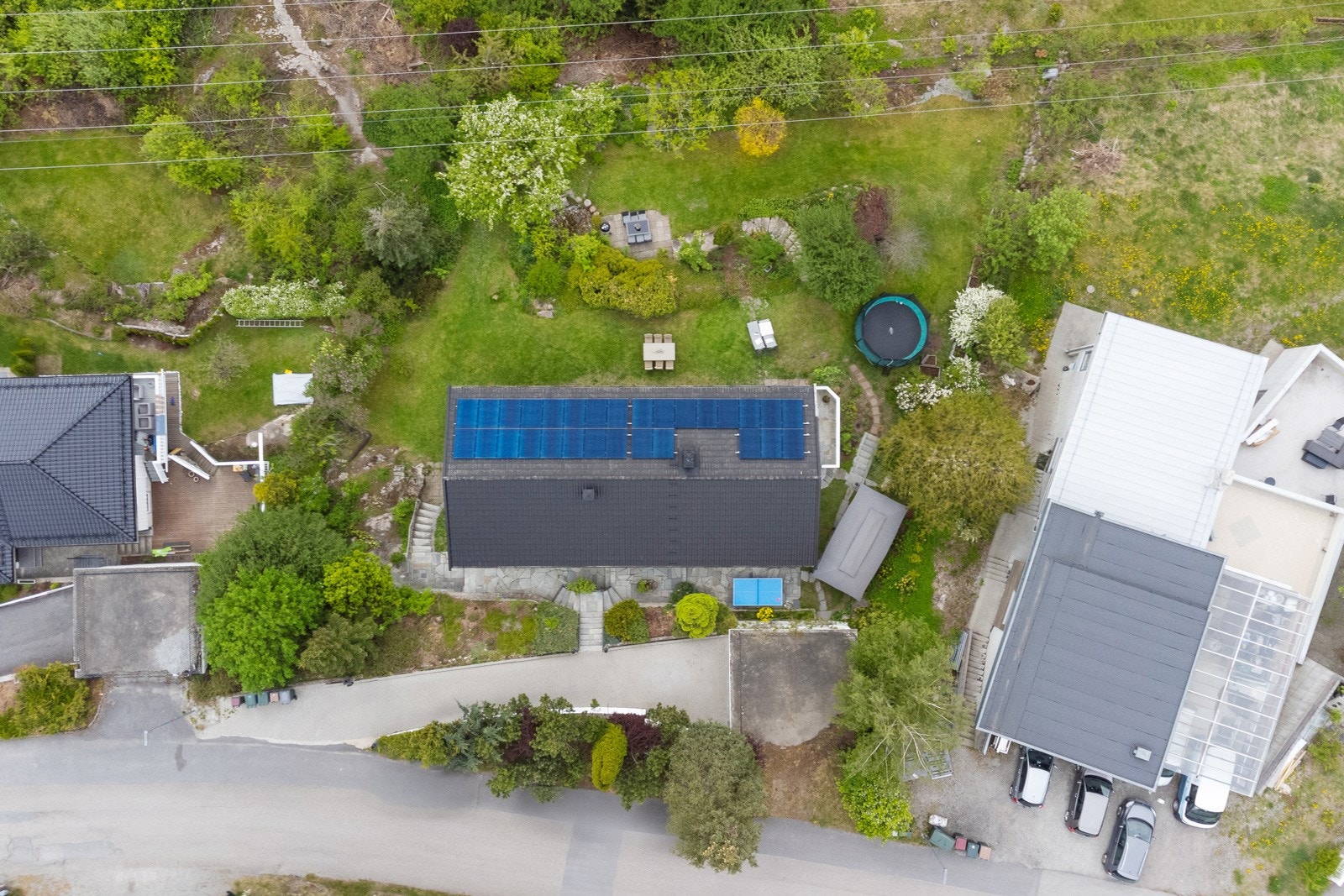 Eiendommen i fugleperspektiv (markert ca. tomtegrense) Galleribilde