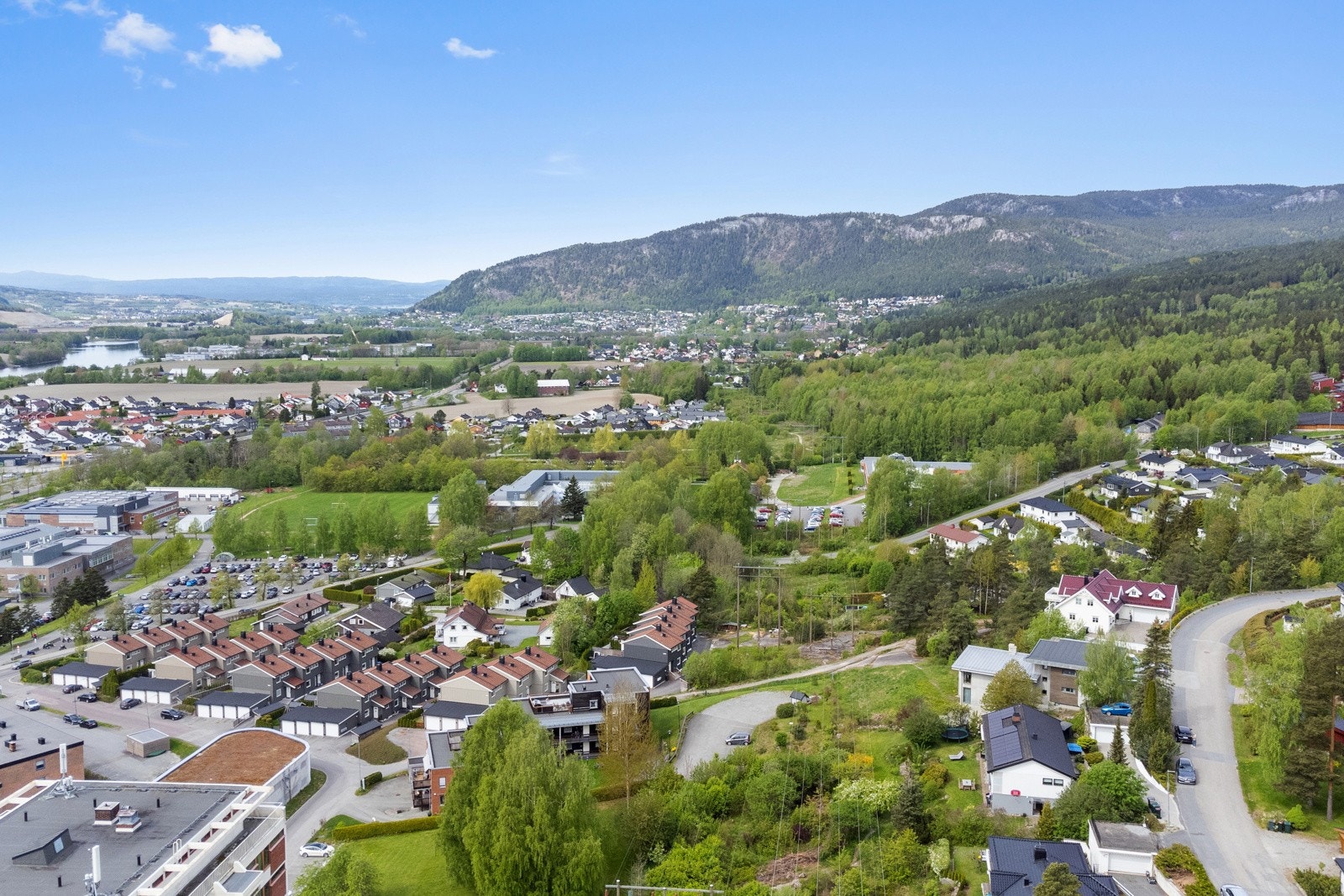 Fra boligen er det kort vei til blant annet matbutikk, bussforbindelse, idrettsanlegg, skole, barnehage og marka med fine tur- og aktivitetsmuligheter Galleribilde